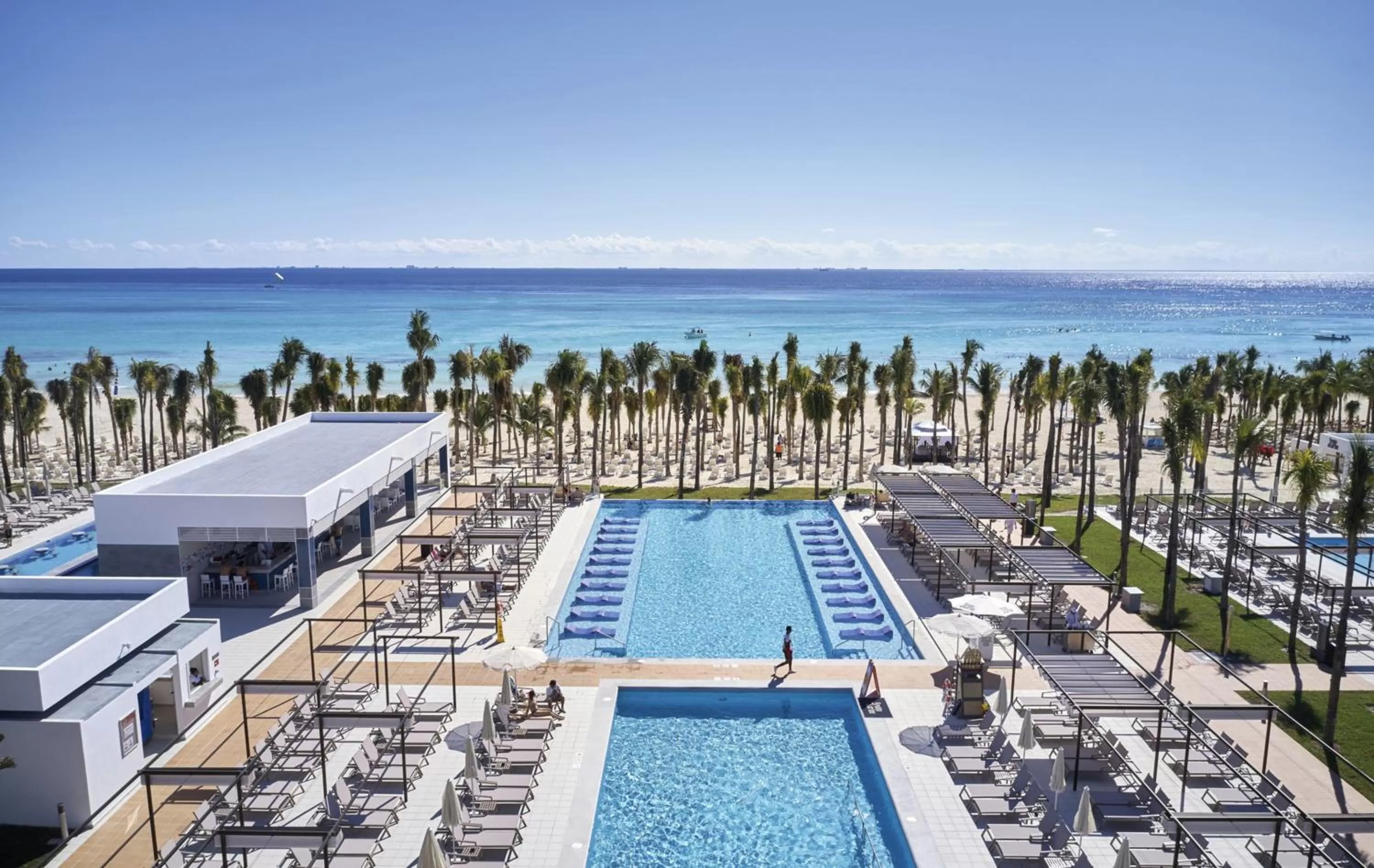 Swimming pool in Riu Palace Riviera Maya - All Inclusive