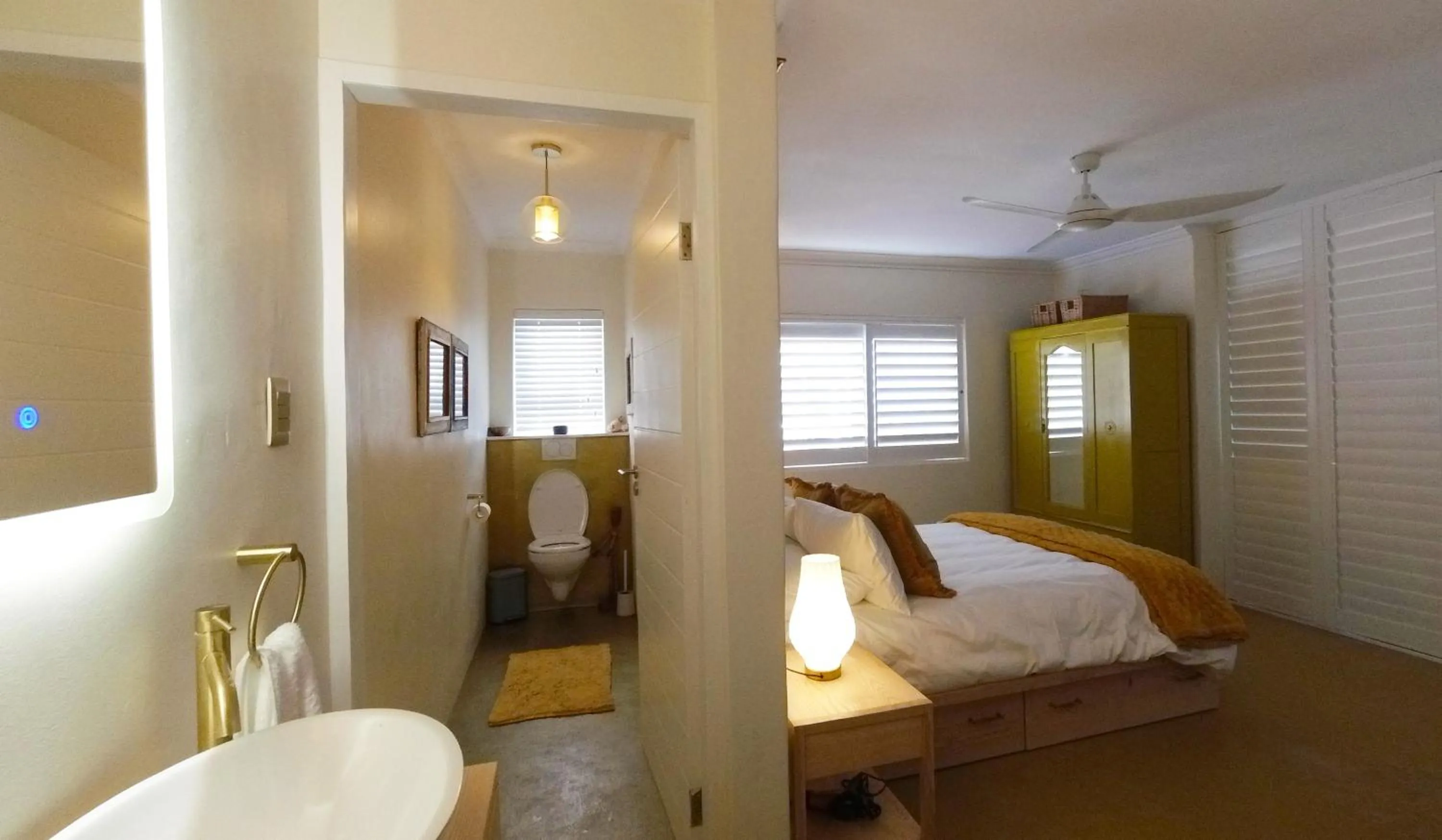 Toilet, Bed in Dolphin Inn Guesthouse