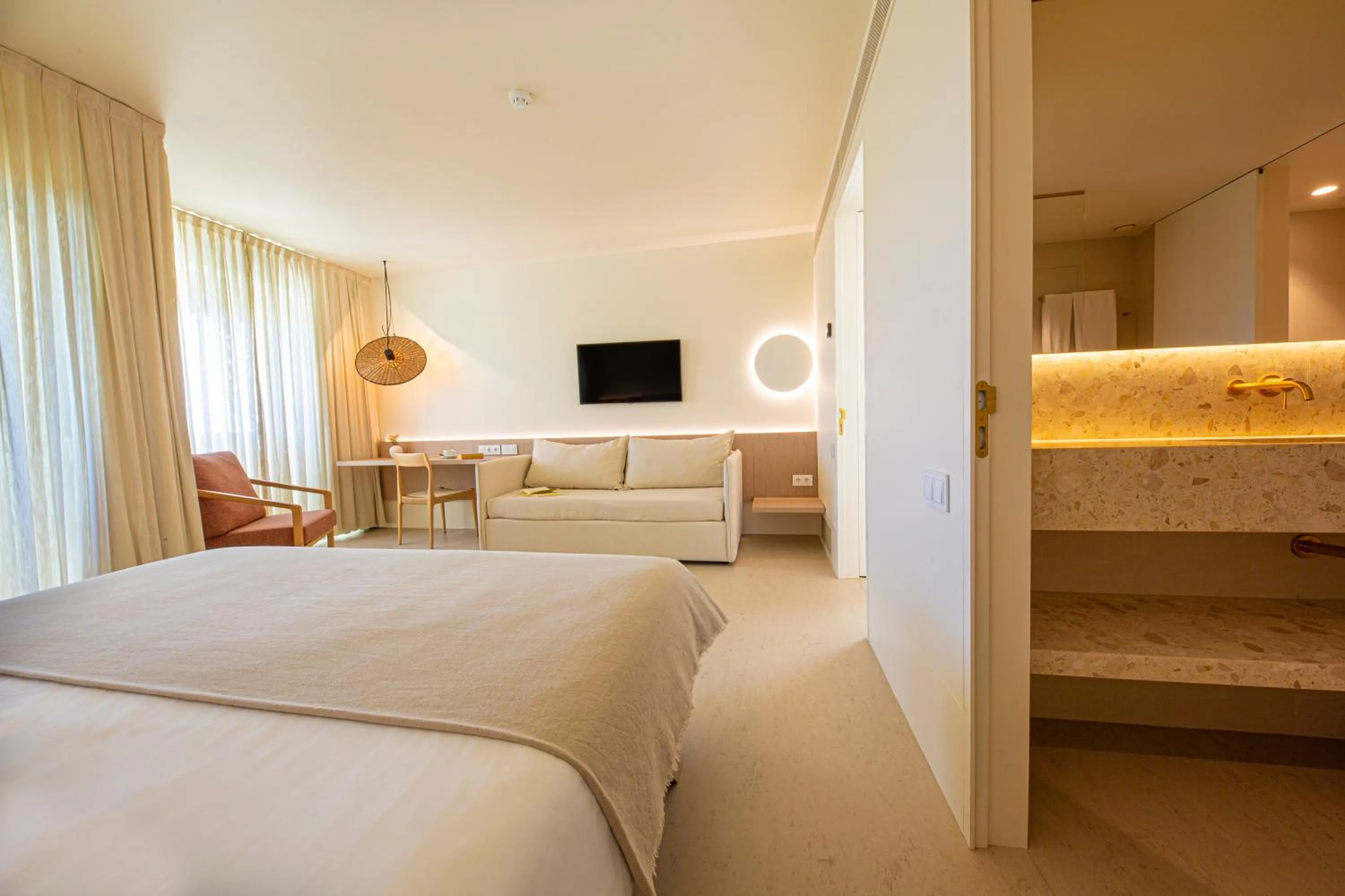Communal lounge/ TV room, Bed in OZADI Altura Beach Resort - Eurotel Altura