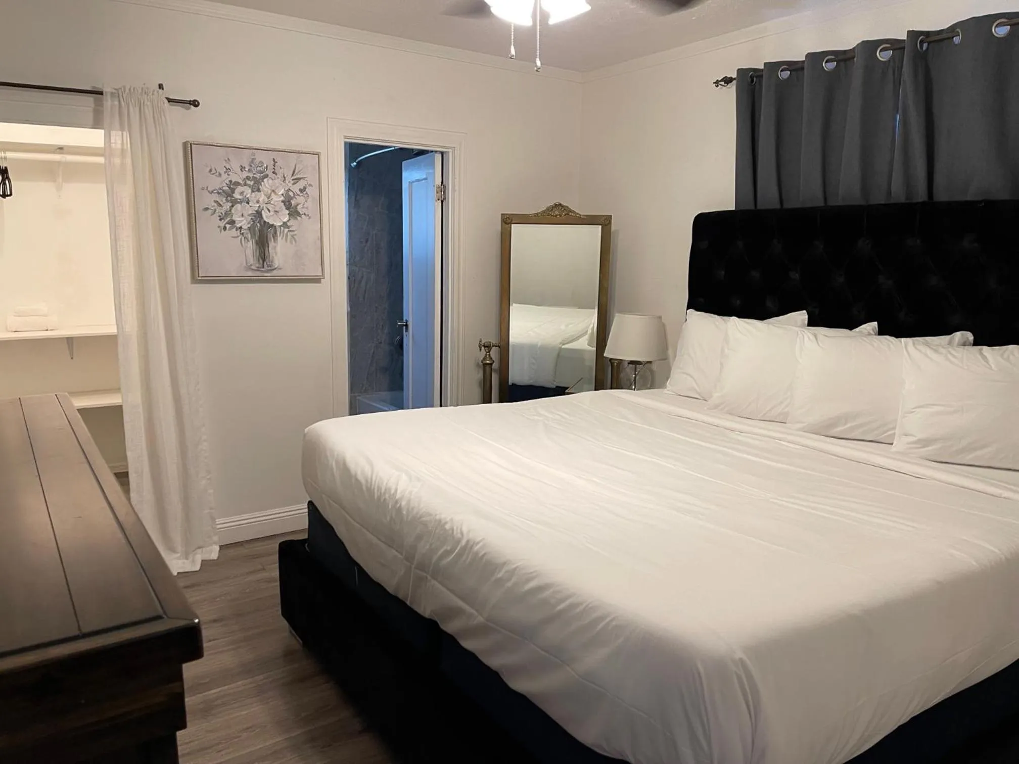 Bedroom in Americas Best Value Inn Royal Carriage