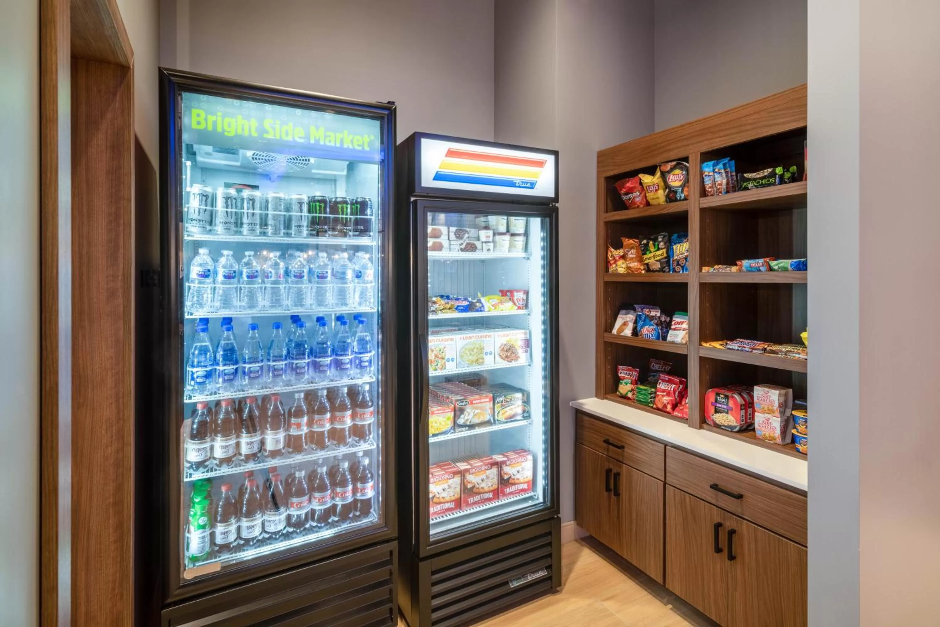 On-site shops in La Quinta Inn & Suites by Wyndham Nashville Downtown Stadium