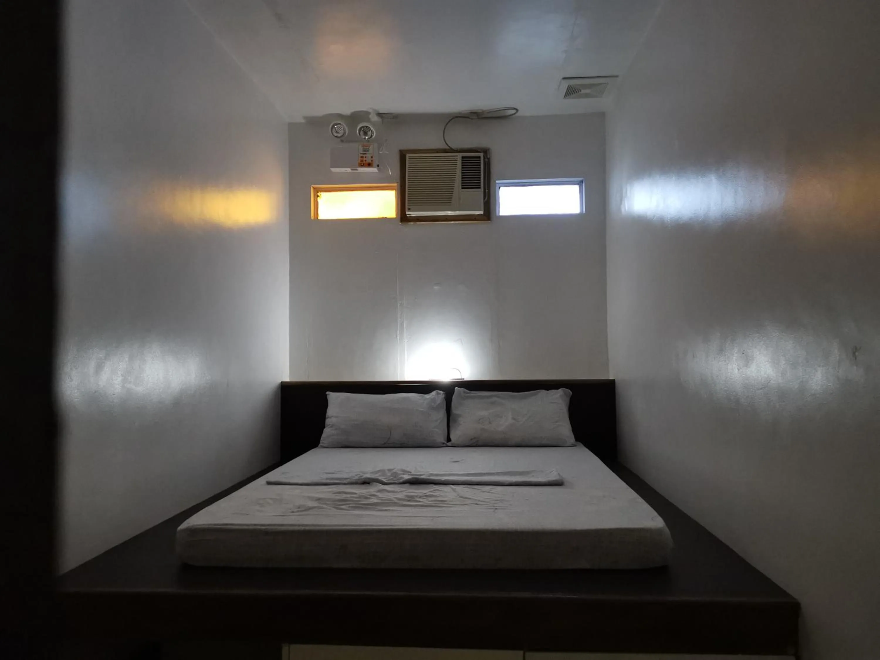 Photo of the whole room, Bed in One Hostel - El Nido