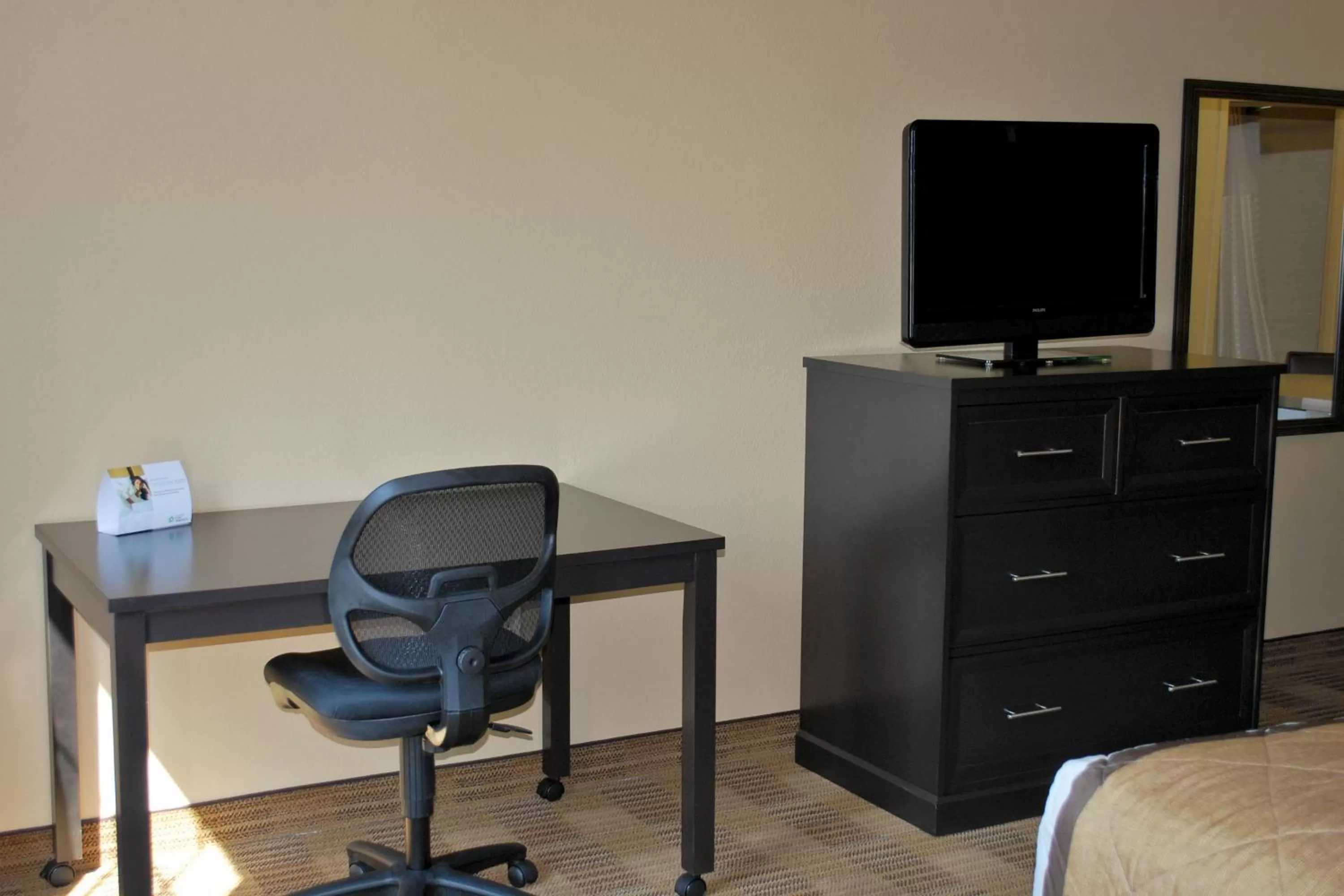 TV and multimedia in Extended Stay America Select Suites - St Louis - Airport - Central