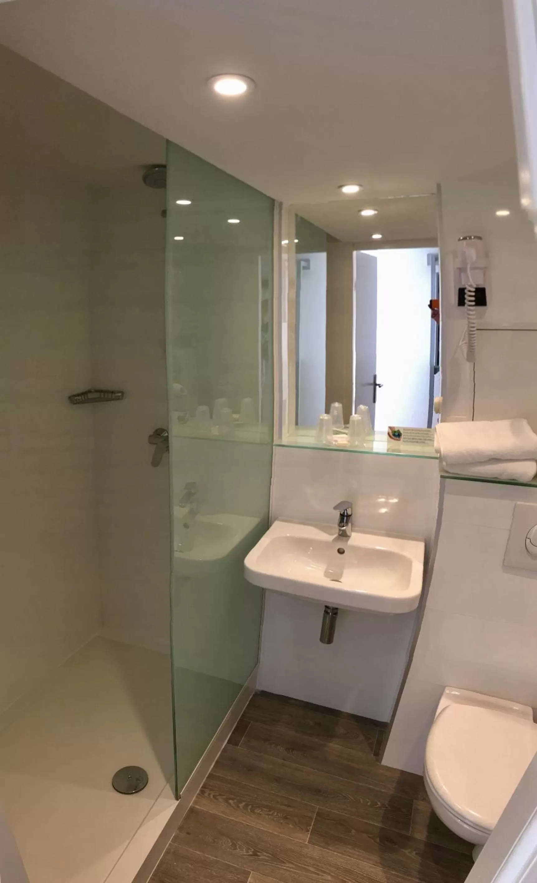 Shower in Hotel du Parc Euromédecine by AKENA