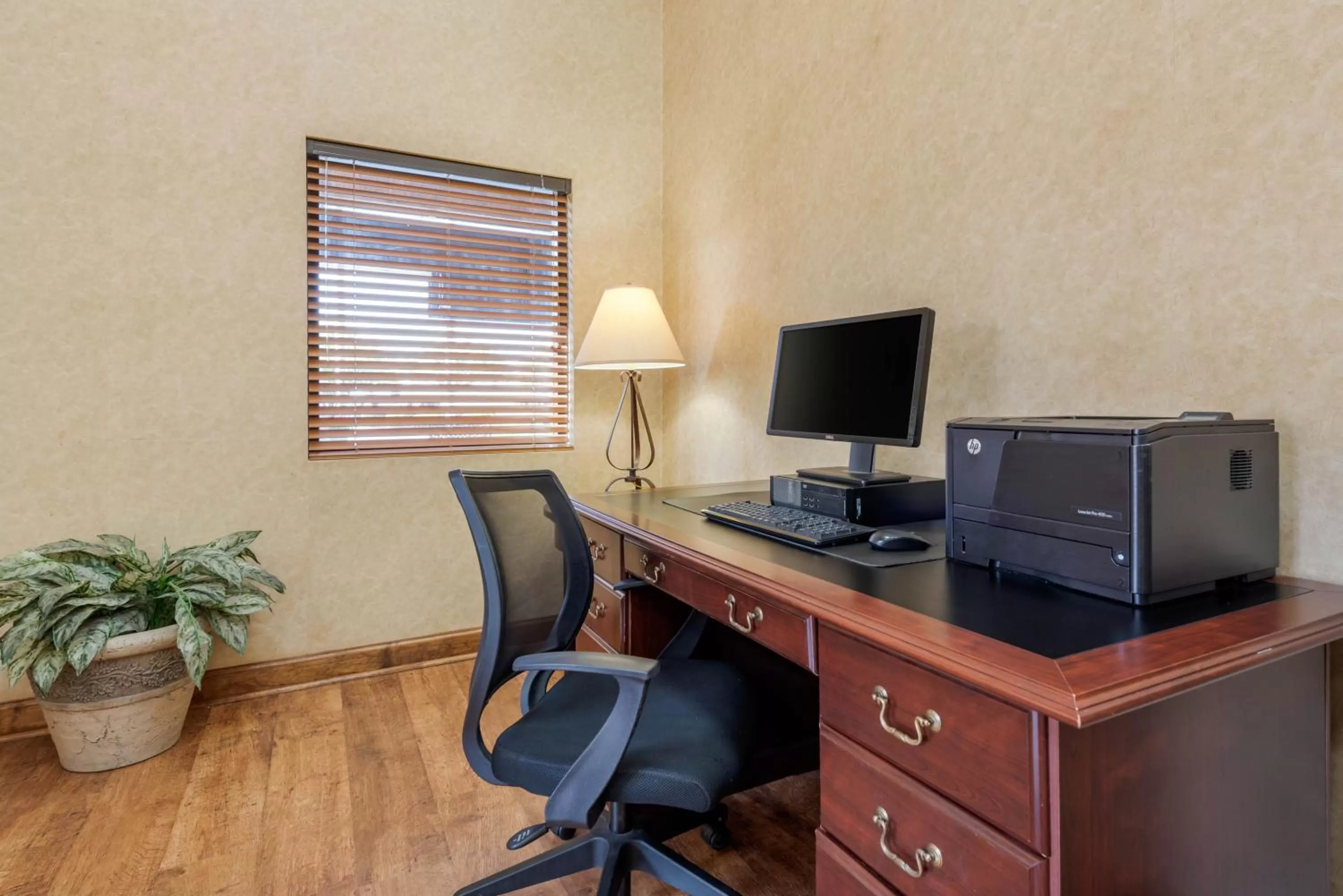 TV/Entertainment Center in Quality Inn Louisville