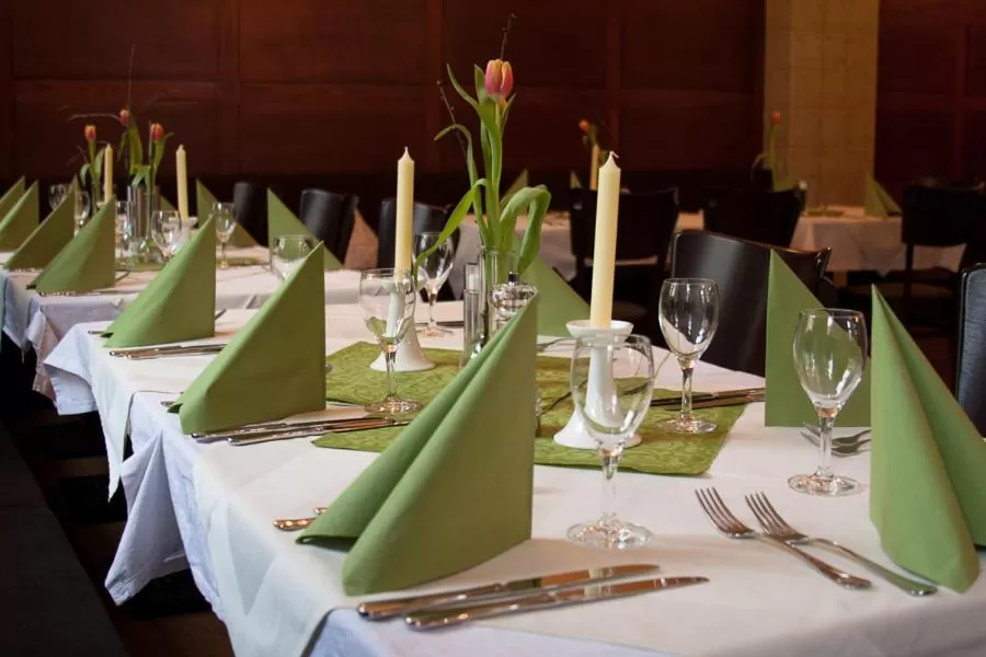 Restaurant/Places to Eat in Linde Restaurant & Hotel