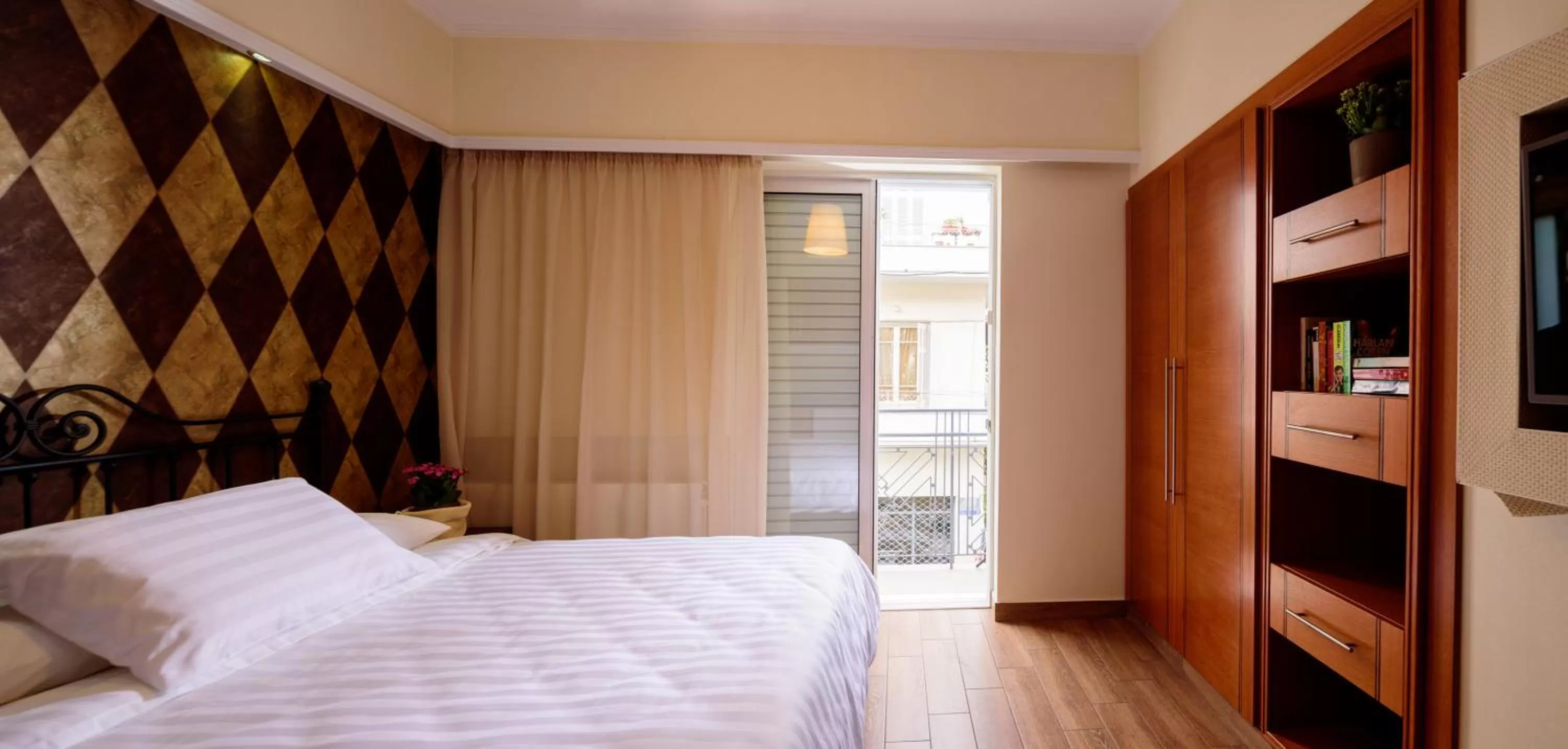 Photo of the whole room, Bed in Lume Athens