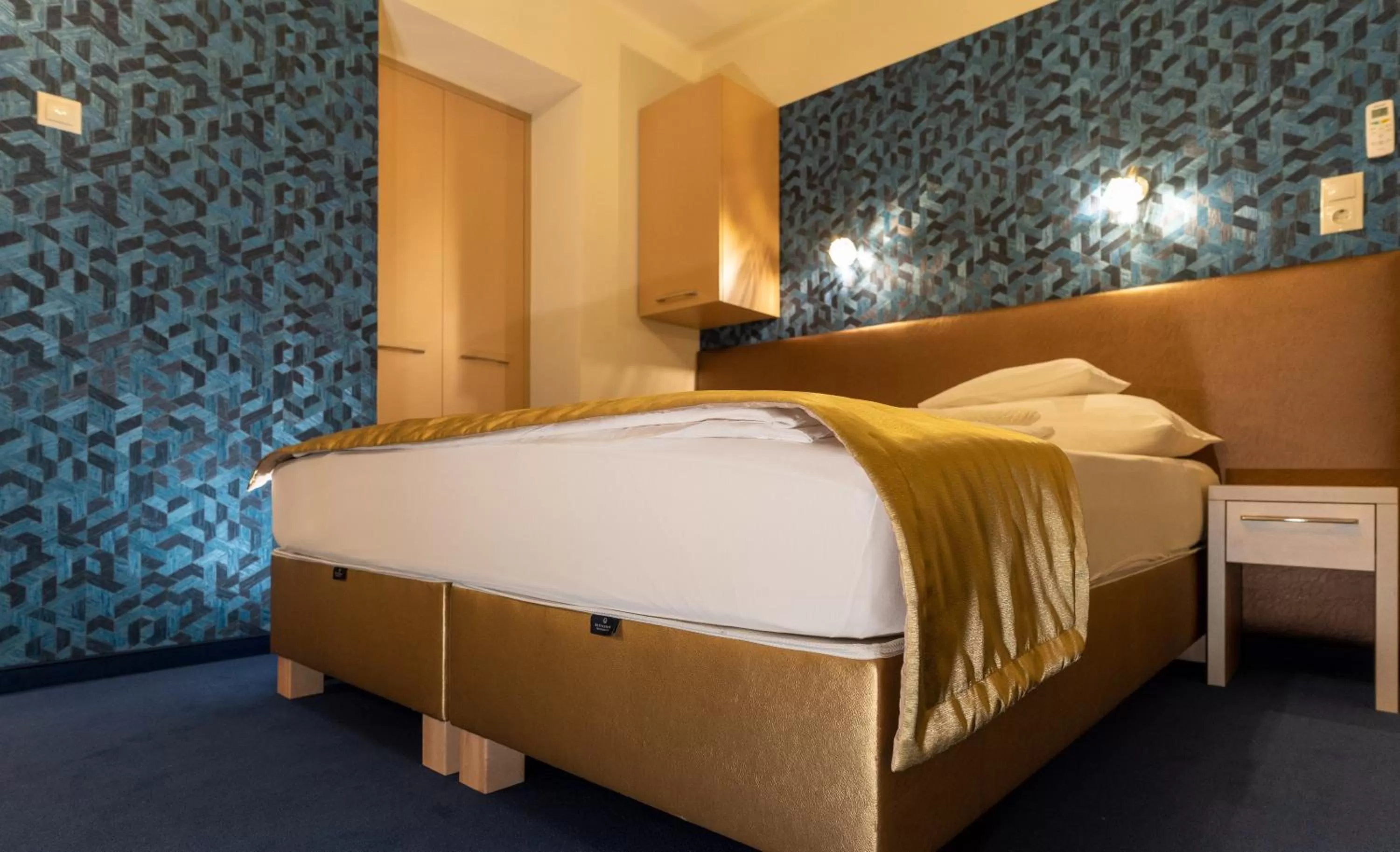 Photo of the whole room, Bed in Teátrum Boutique Hotel