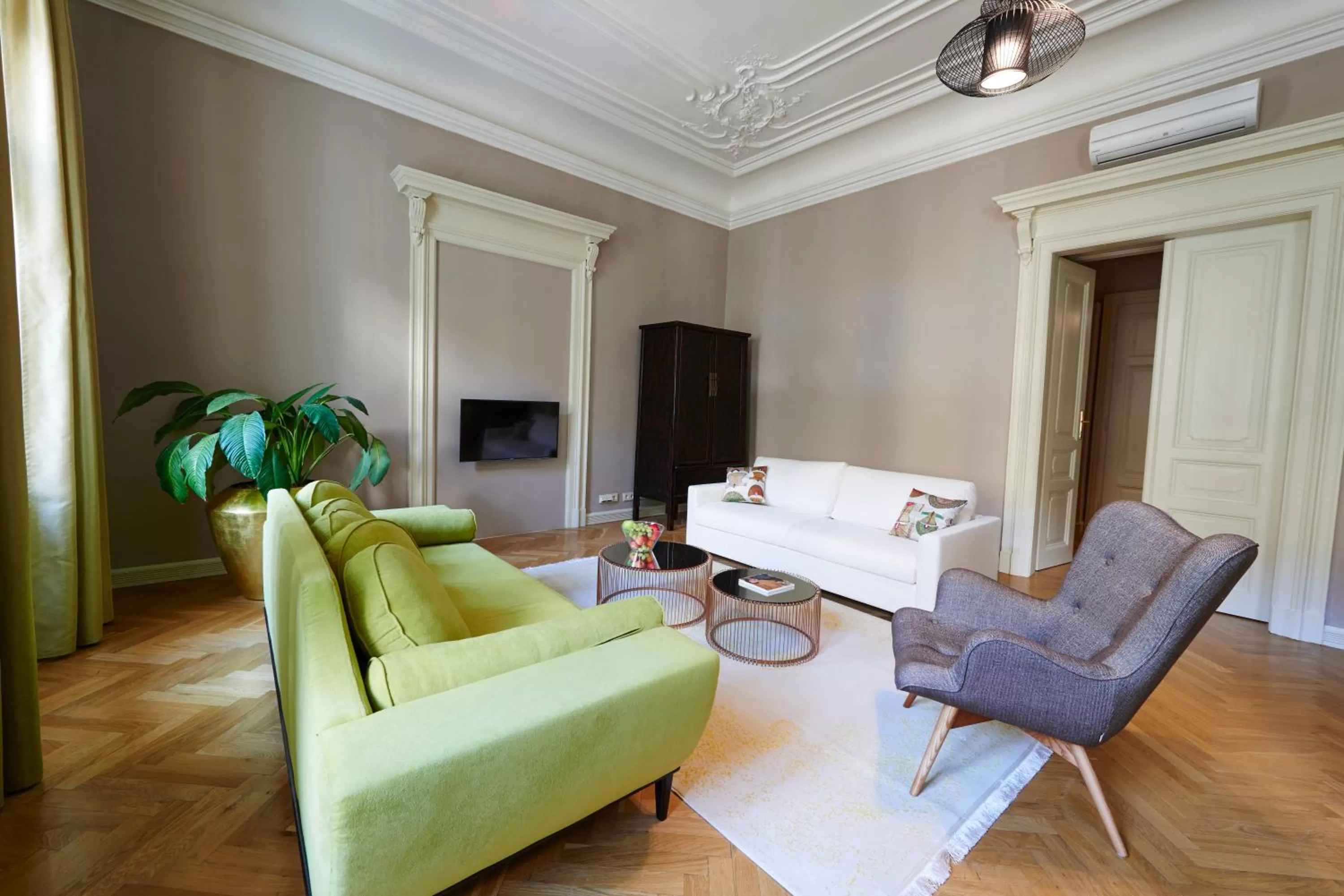 Living room in Grand Central Residence by TKC