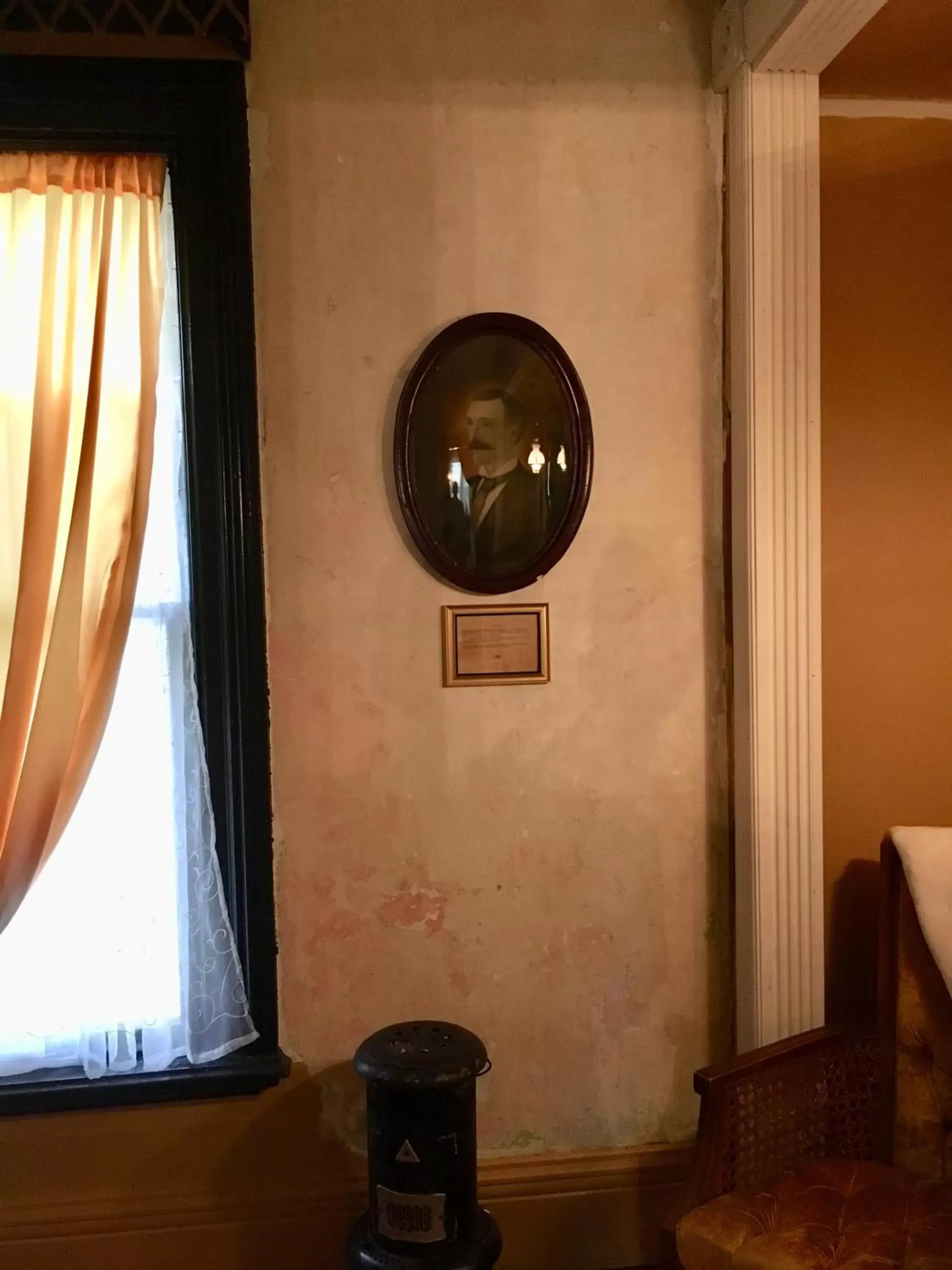 Queen Room in Aaron House of Niagara Falls Queen Room in Aaron House of Niagara Falls