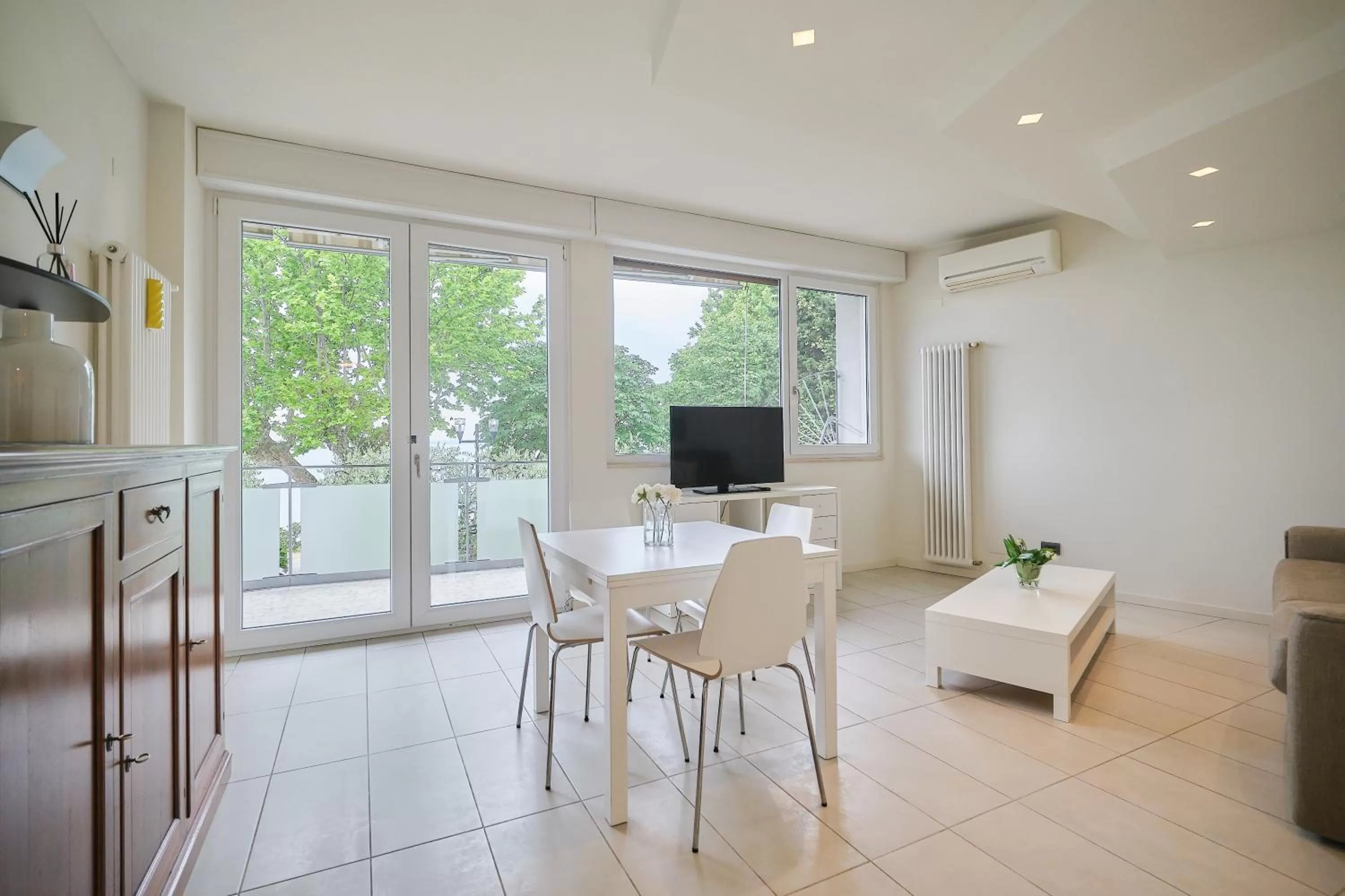 Dining area in Front Lake Apartment Bardolino