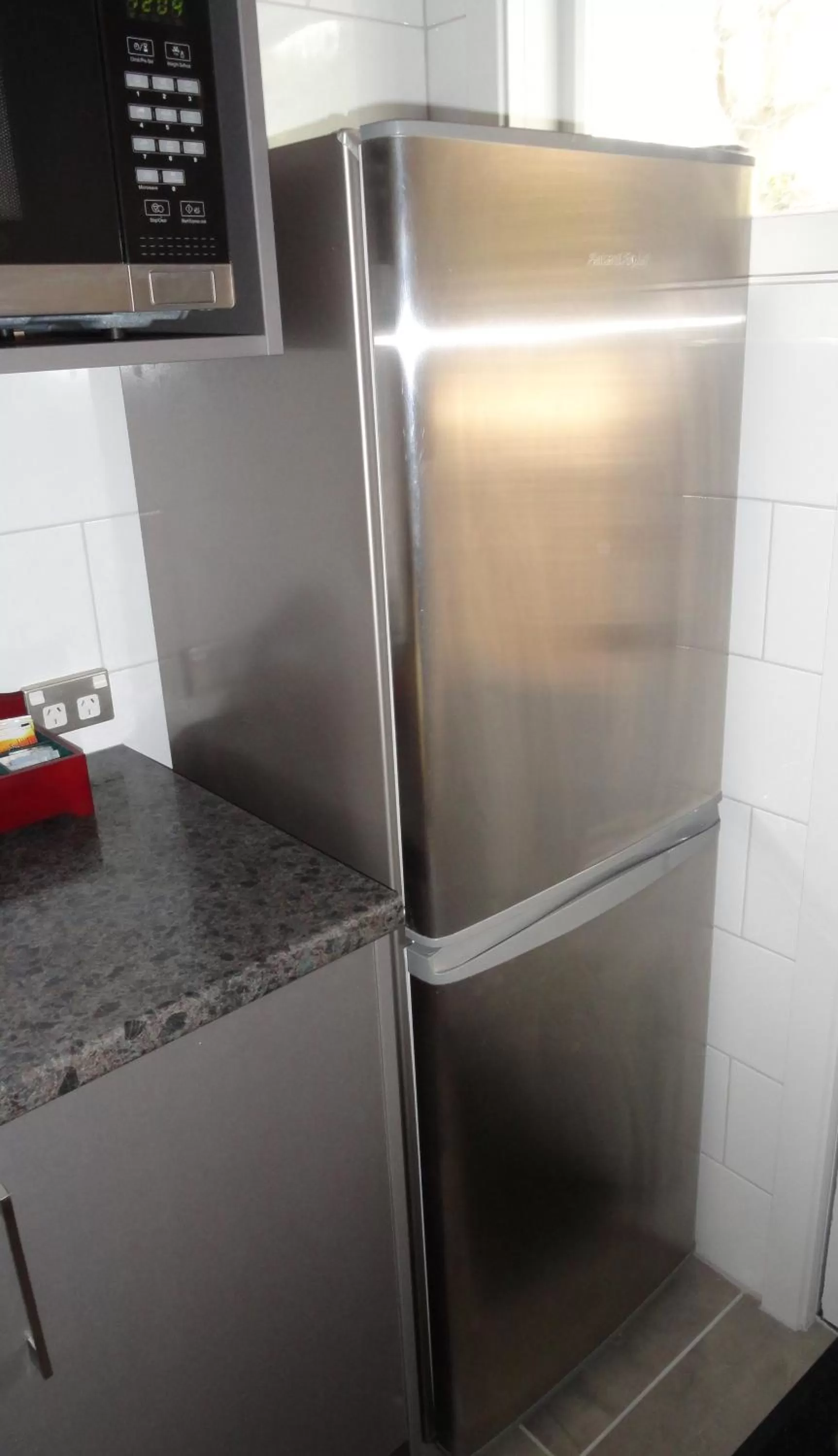 Bathroom, Kitchen/Kitchenette in Aarburg Airport Motel