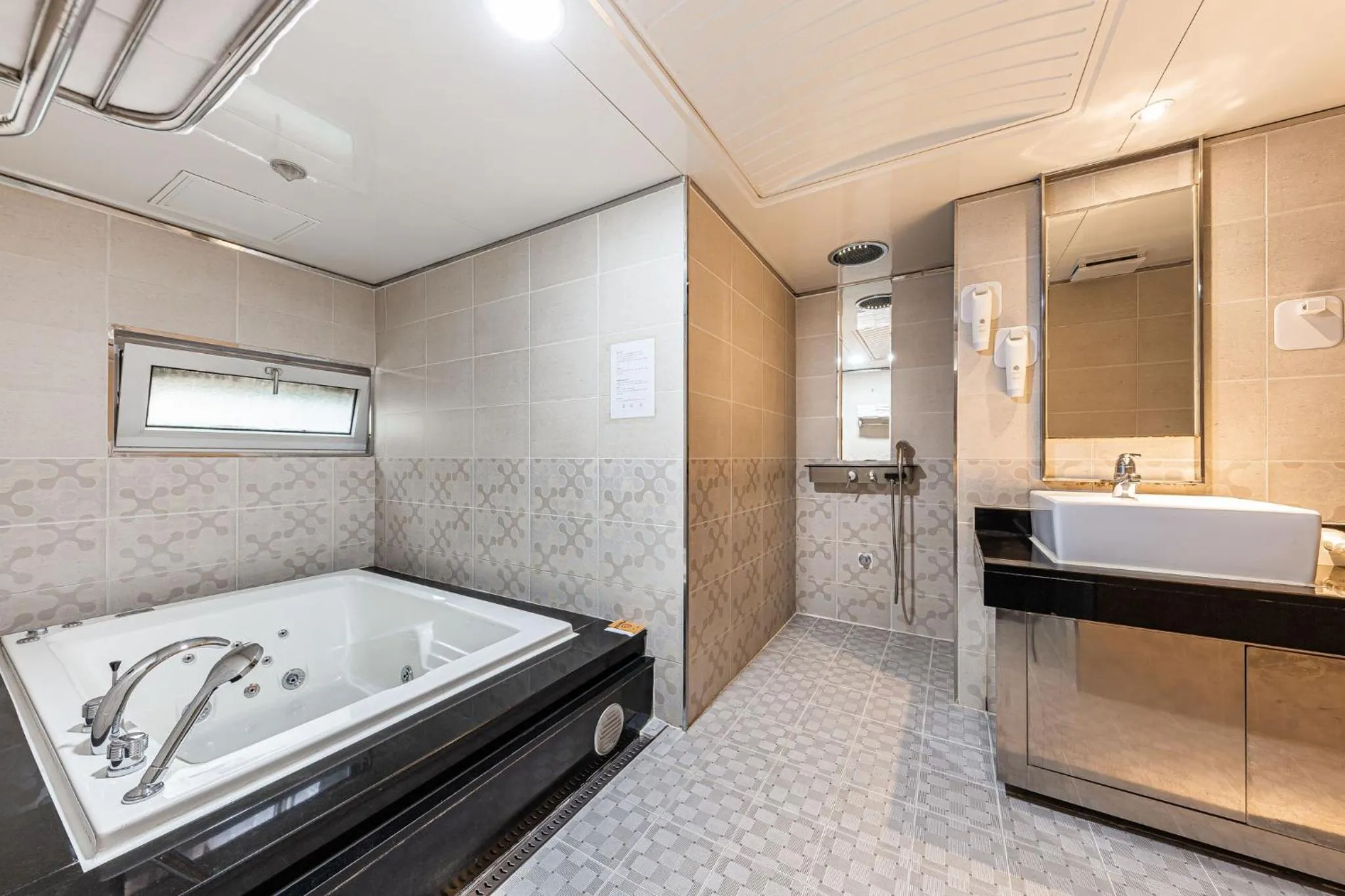 Friendly DH Naissance Hotel by Mindrum Group