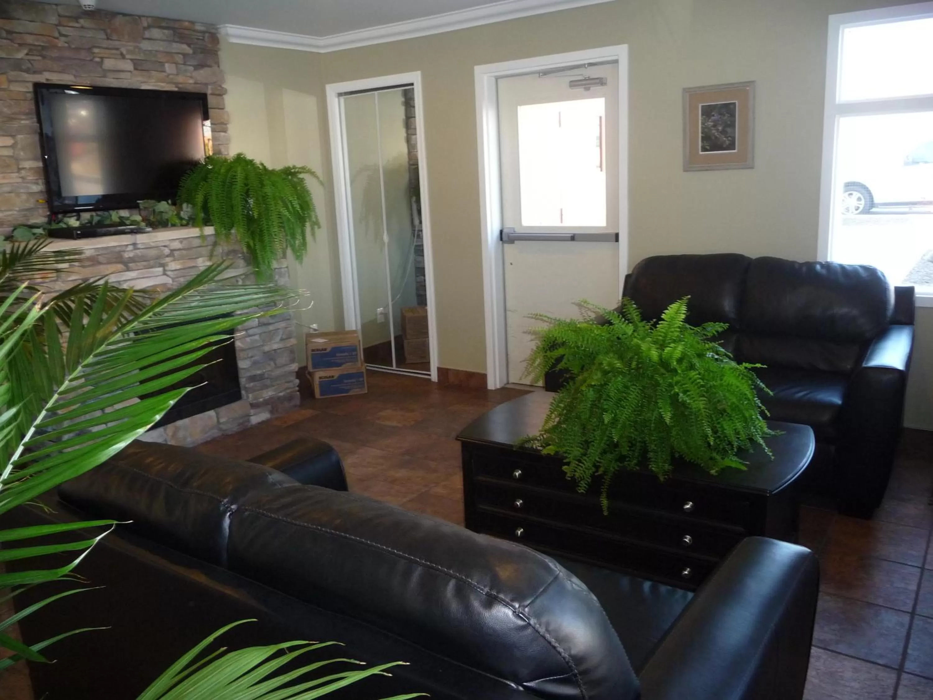 Lobby or reception, Seating Area in Super 8 by Wyndham Osoyoos