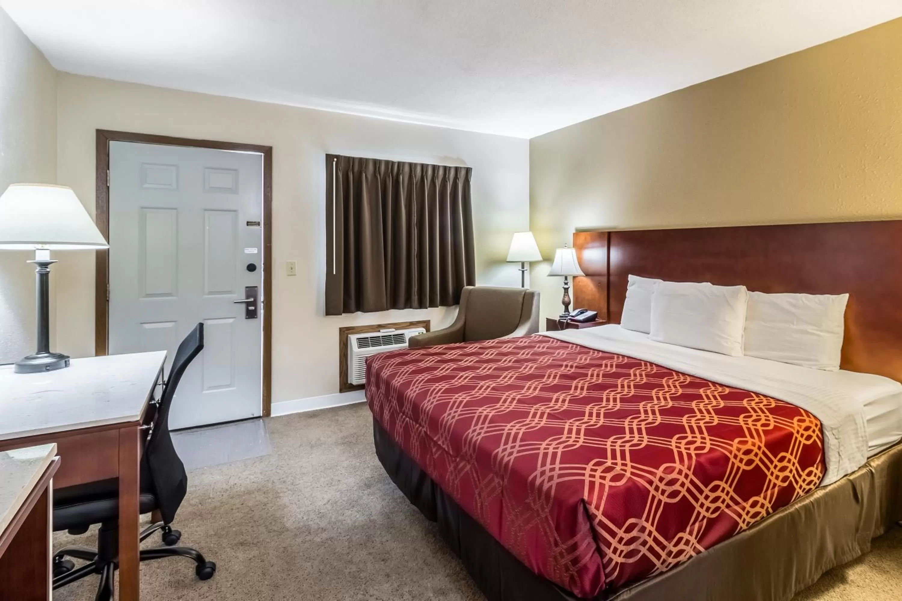 Bed in Econo Lodge - Valley City