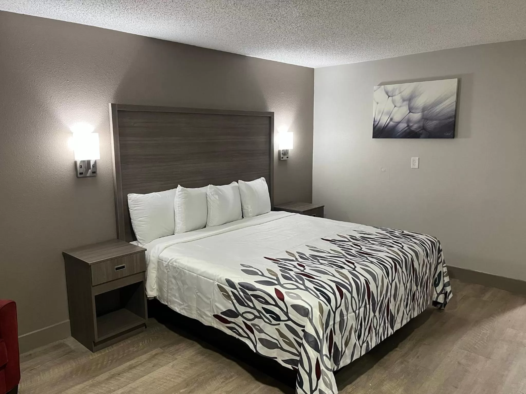 Photo of the whole room, Bed in Mulberry Inn and Plaza