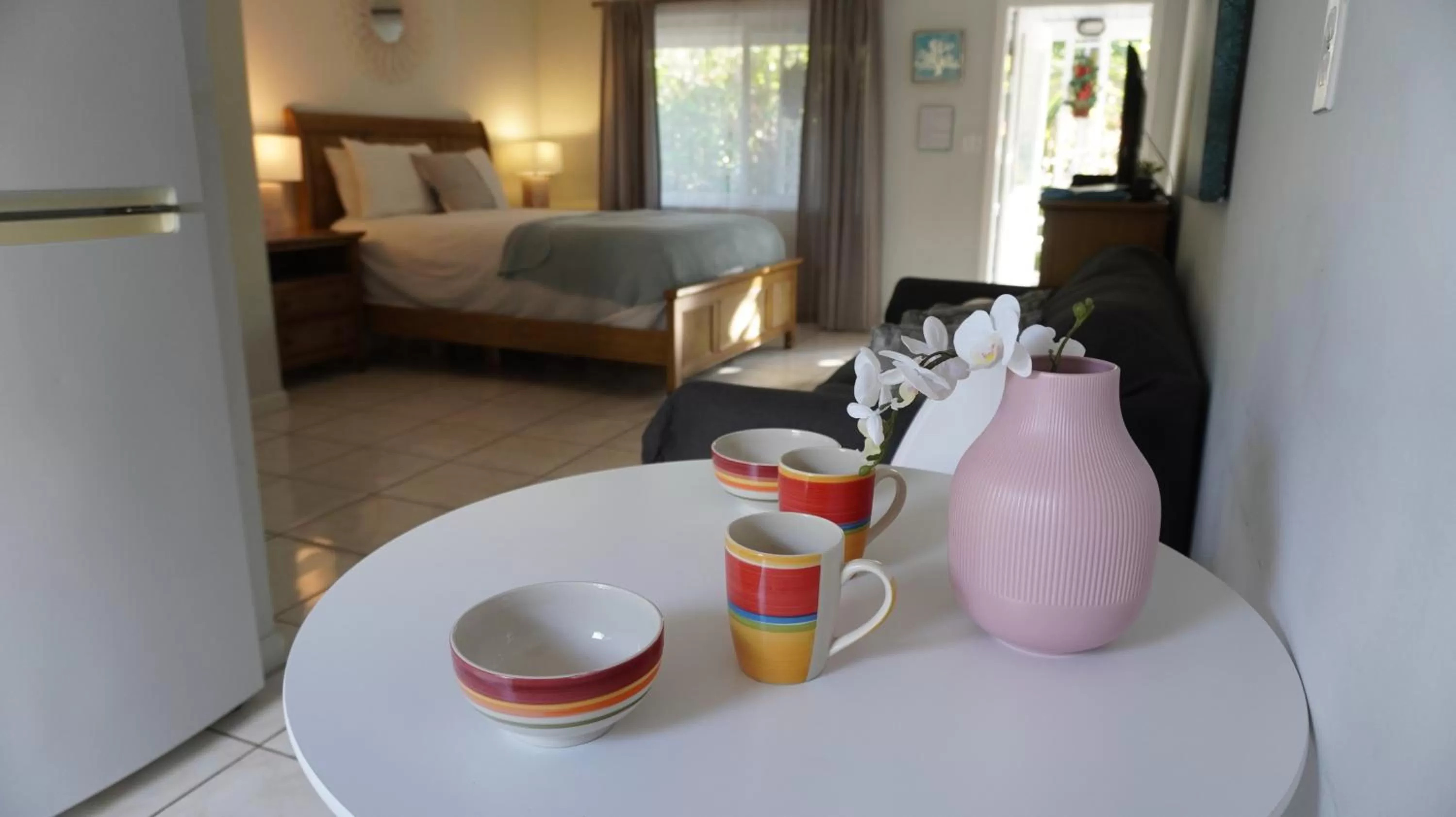 Dining area, Bed in 4145 By The Sea Inn & Suites