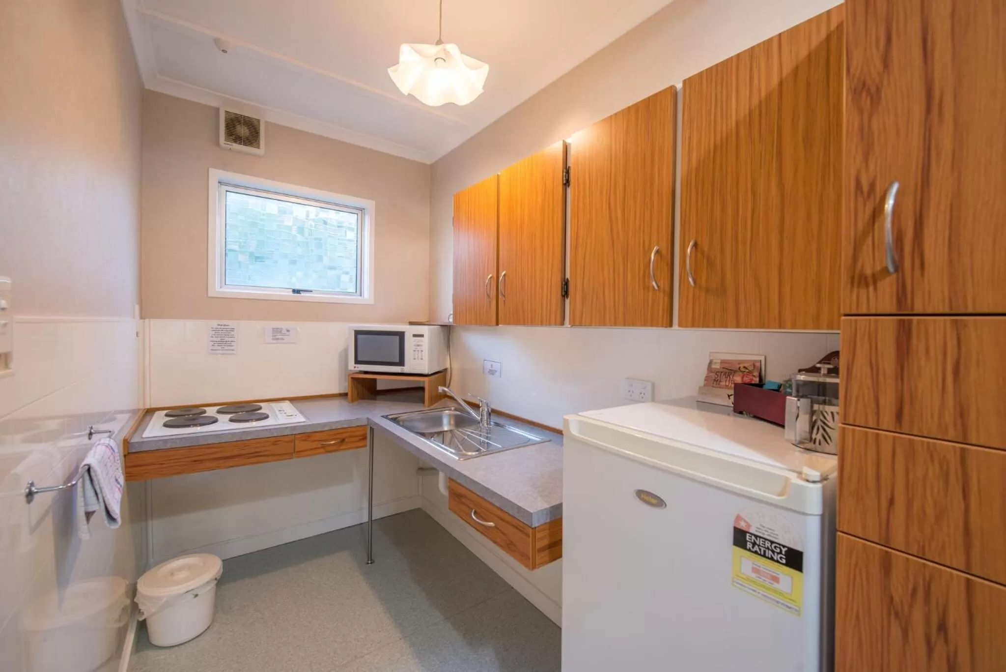 Kitchen or kitchenette in Amber Court Motel