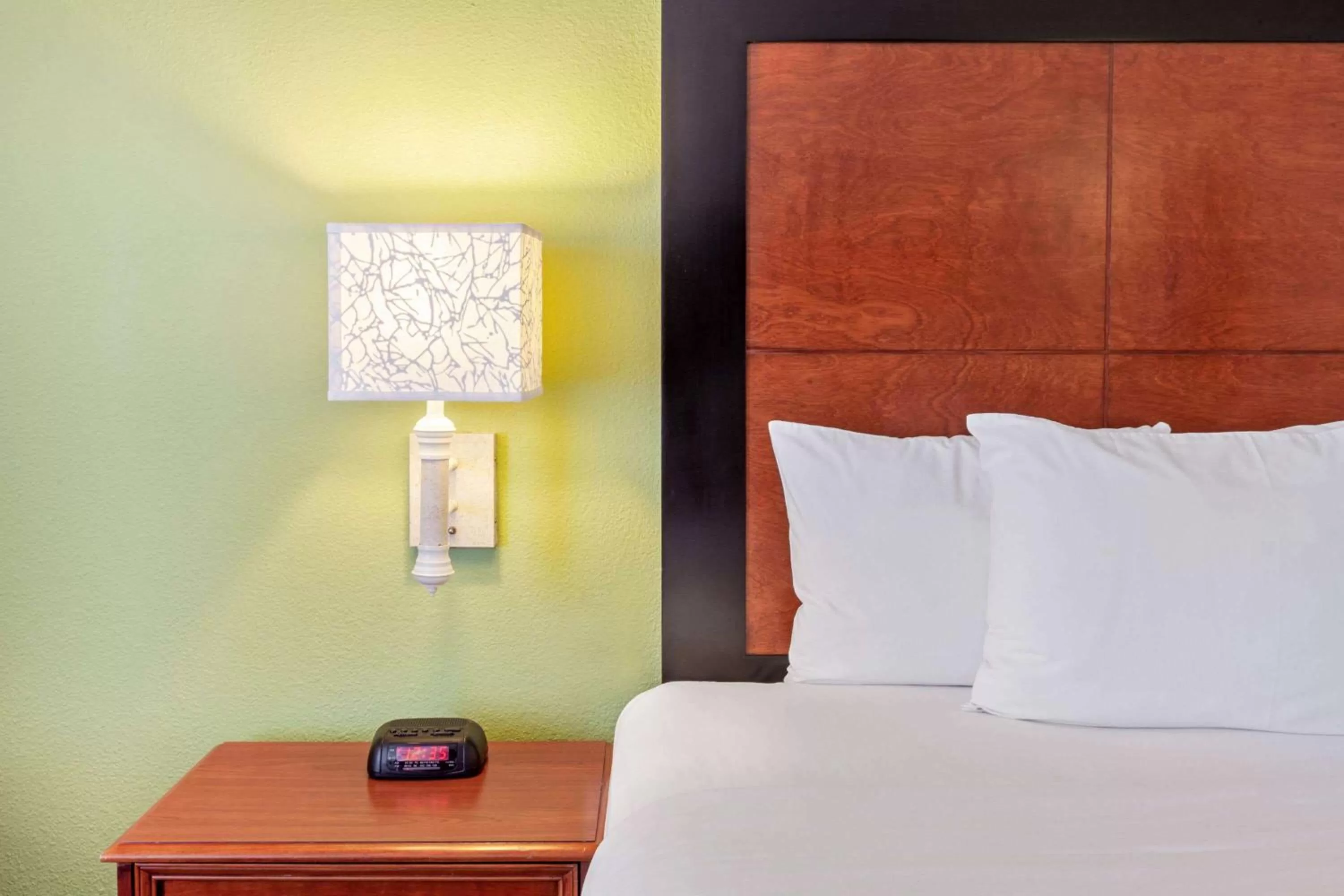 Photo of the whole room, Bed in La Quinta by Wyndham Cd Juarez Near US Consulate