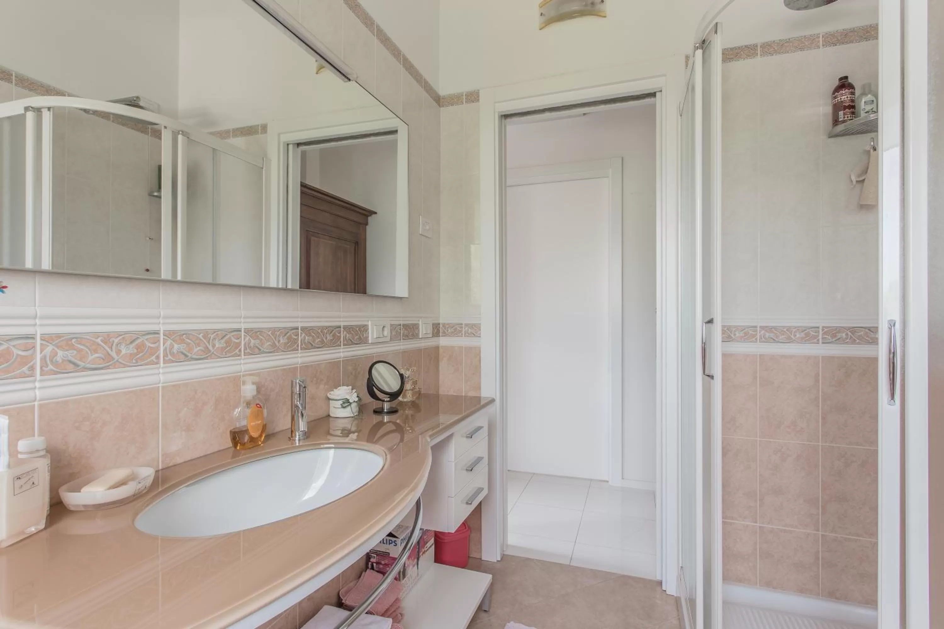 Shower in Pool & Garden Villa Lelia