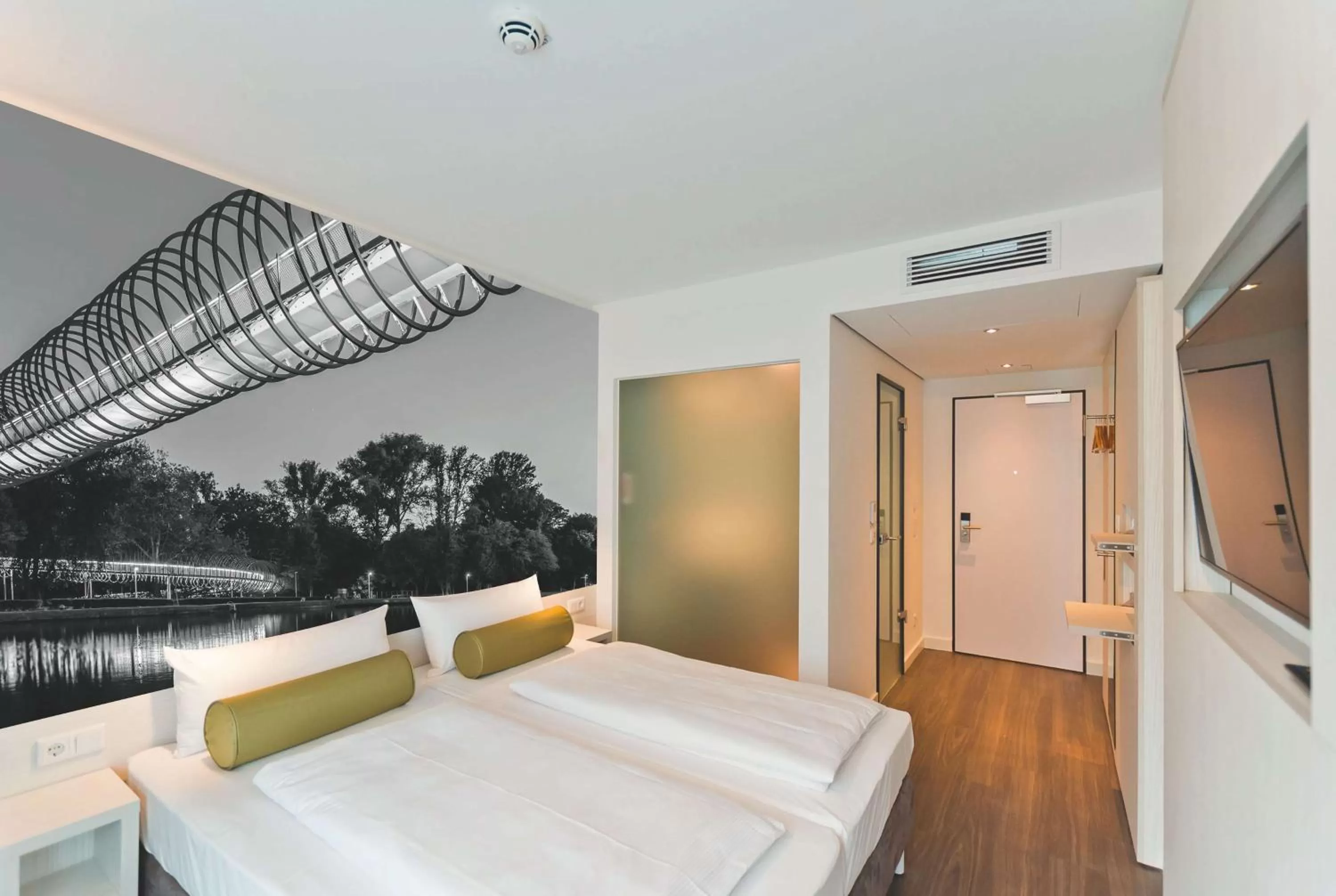 TV and multimedia, Bed in Super 8 by Wyndham Oberhausen am Centro