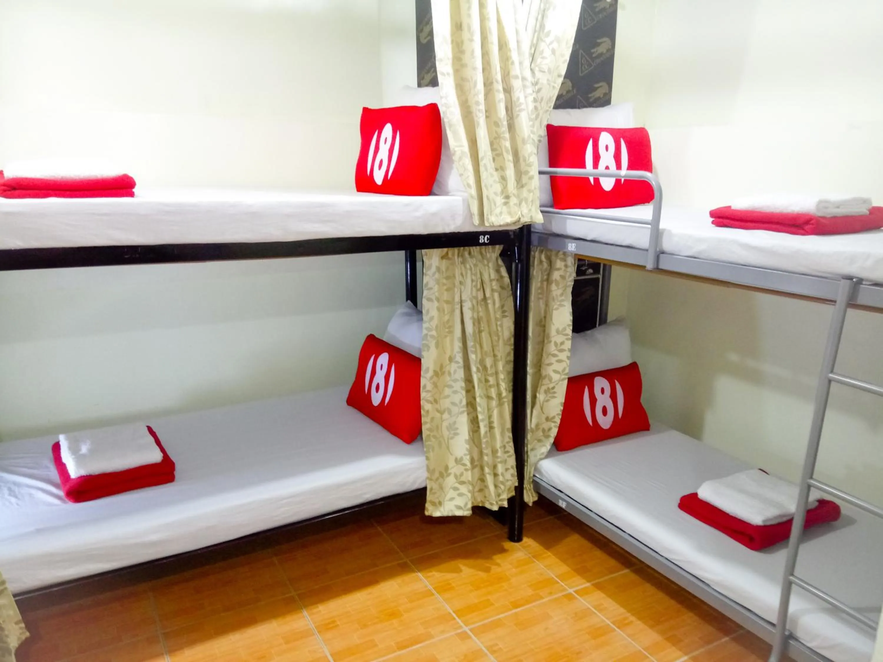 bunk bed, Bed in 8Hostel