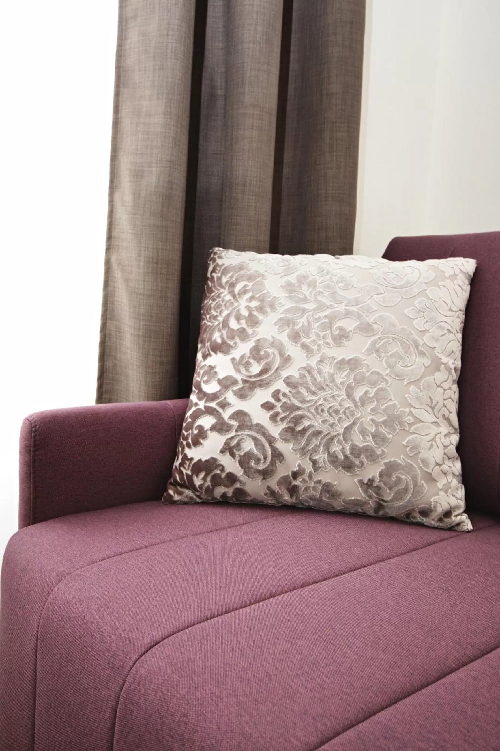 Living room, Bed in Elizabeth Suites