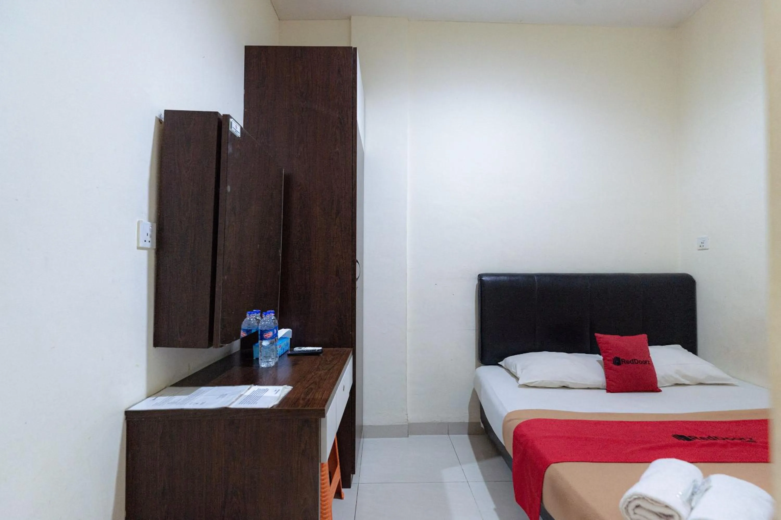 Bedroom, Bed in RedDoorz at Nagoya Indah Batam