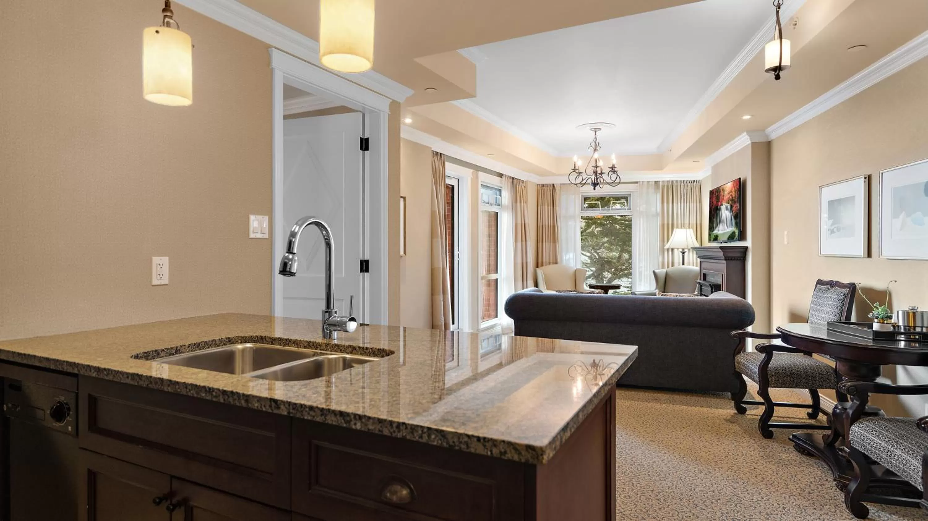 Kitchen or kitchenette in Oak Bay Beach Hotel