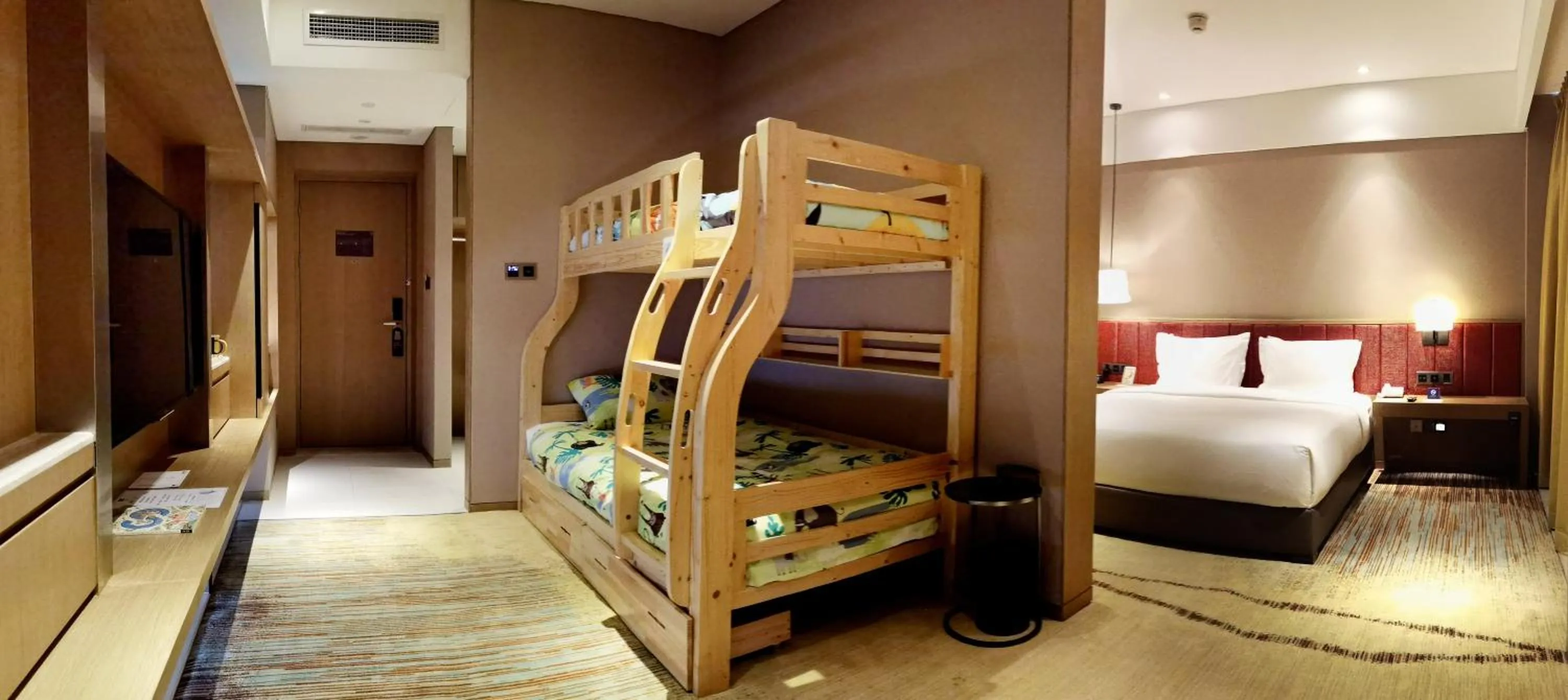 Photo of the whole room, Bed in Holiday Inn Express Chengdu Wenjiang Hotspring by IHG