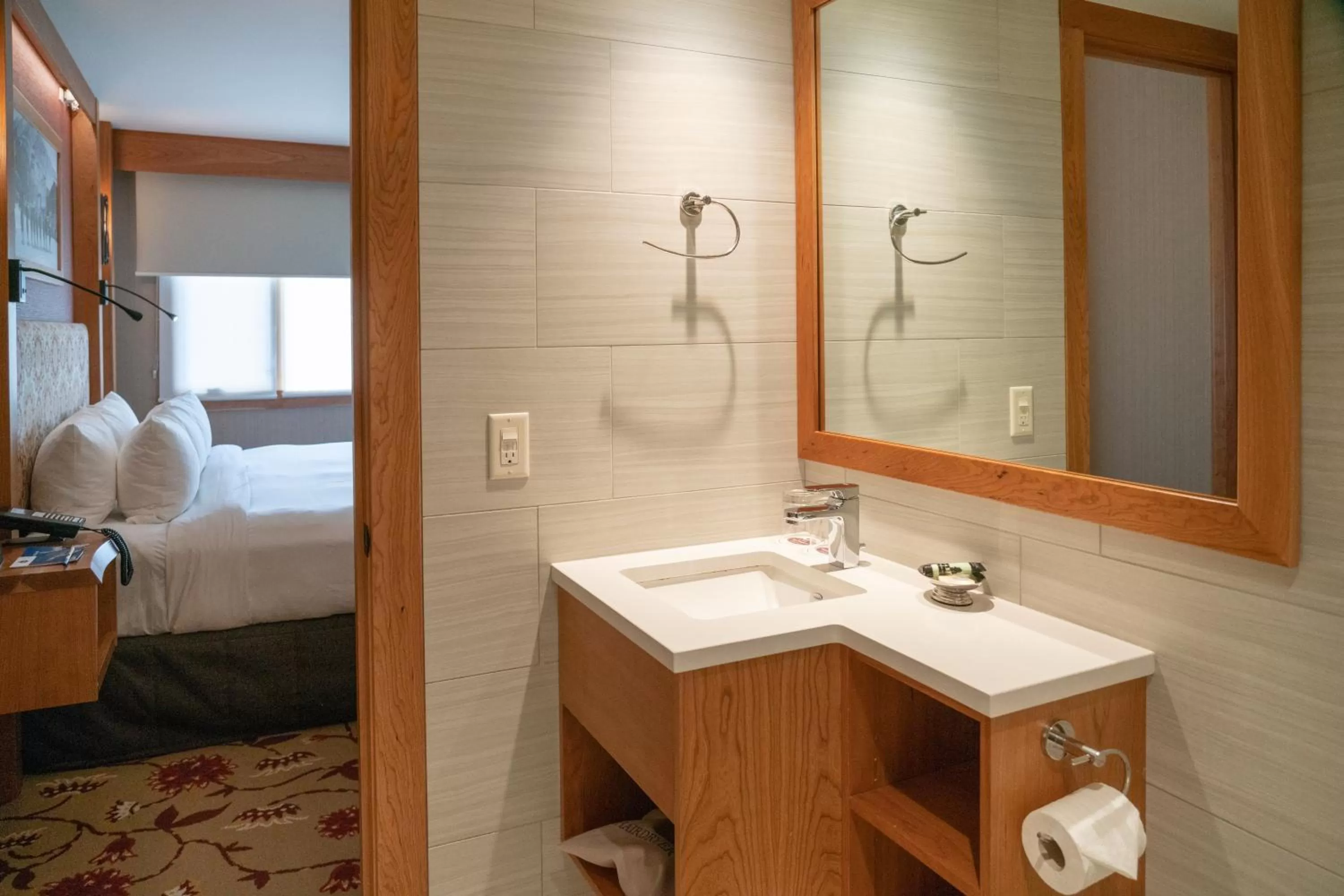 Bathroom, Bed in Banff Ptarmigan Inn