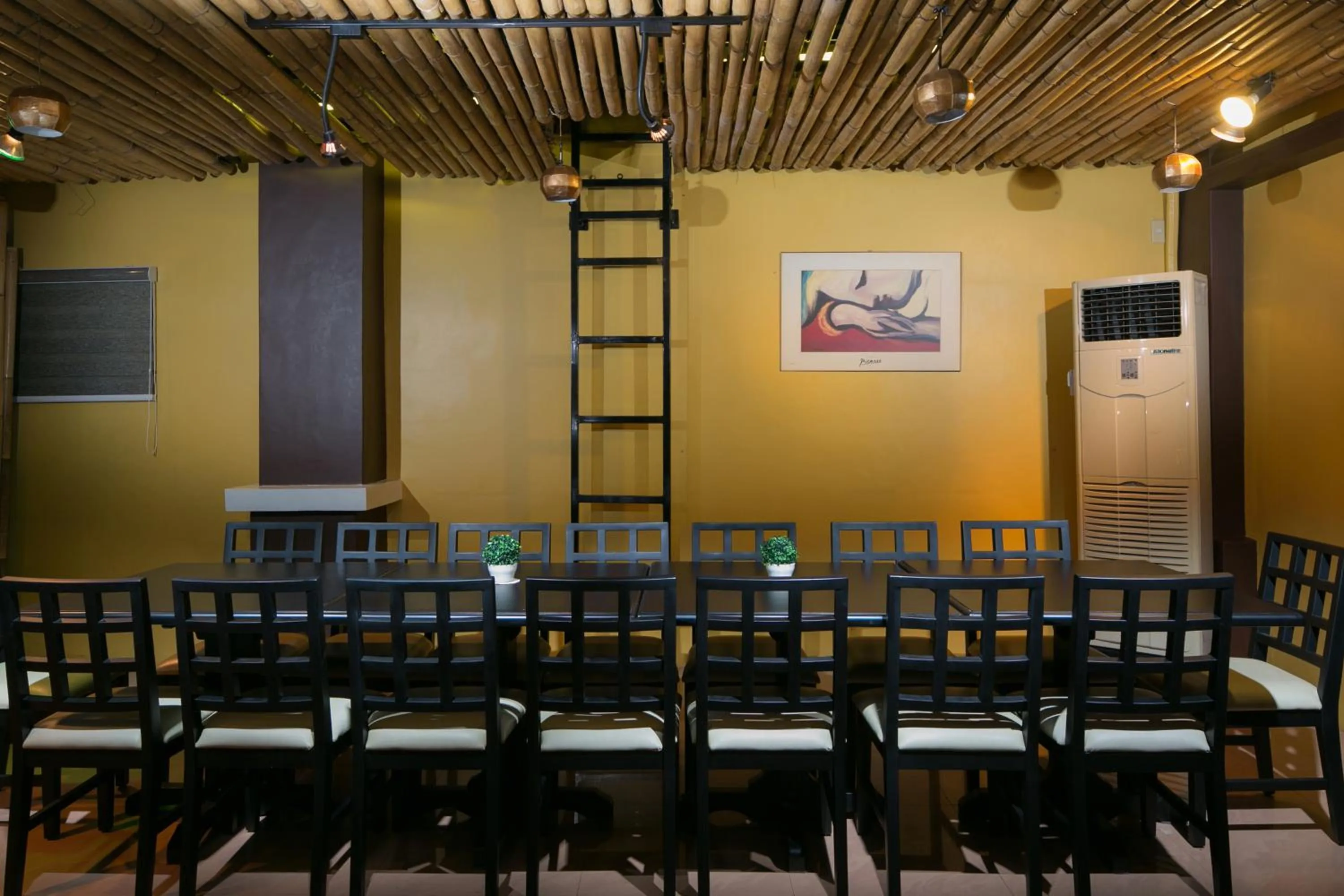 Restaurant/places to eat in 950 Condotel