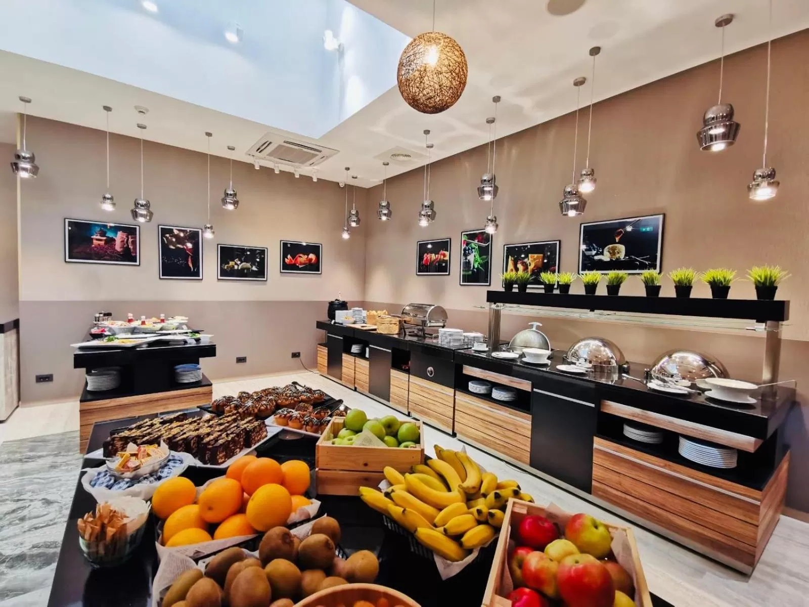 Restaurant/places to eat in Sky Blue Hotel & Spa