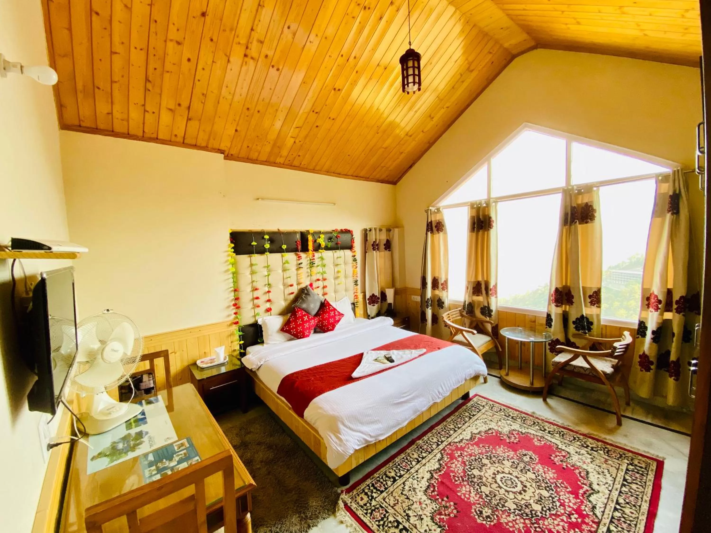 TV and multimedia, Bed in Sai Cottage Shimla