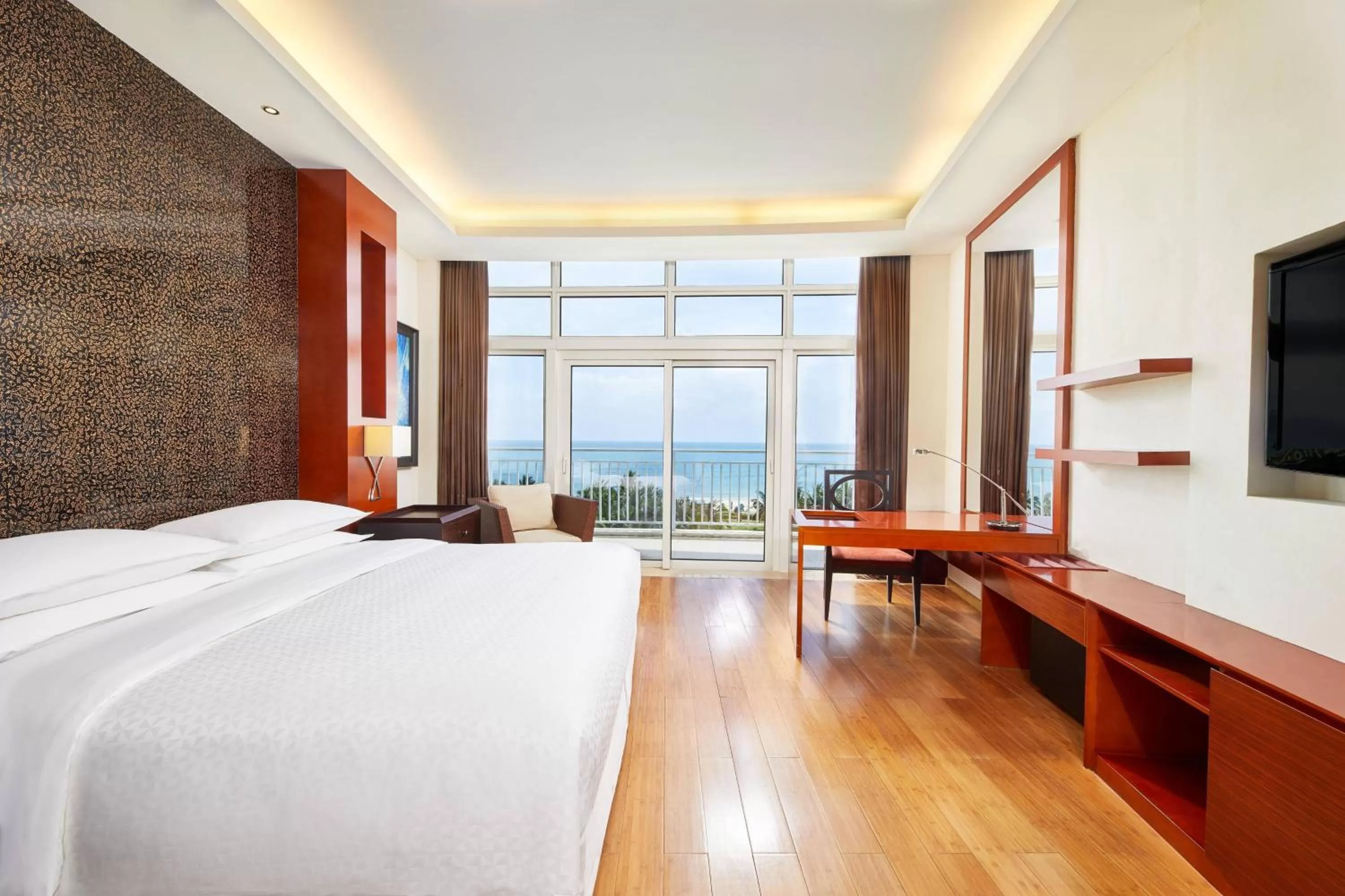 Photo of the whole room, Bed in Four Points by Sheraton Shenzhou Peninsula Resort