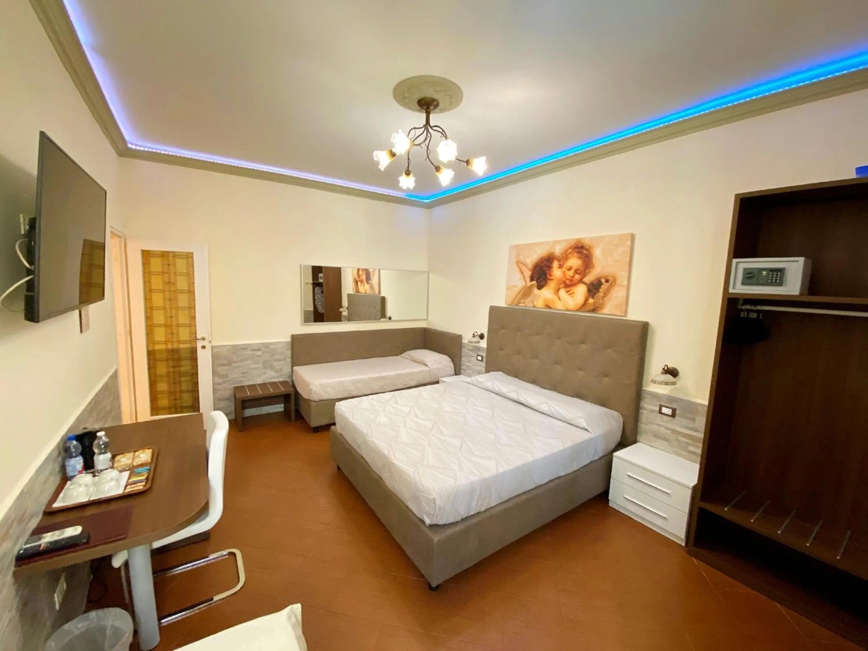 Photo of the whole room, Bed in Hotel Ester