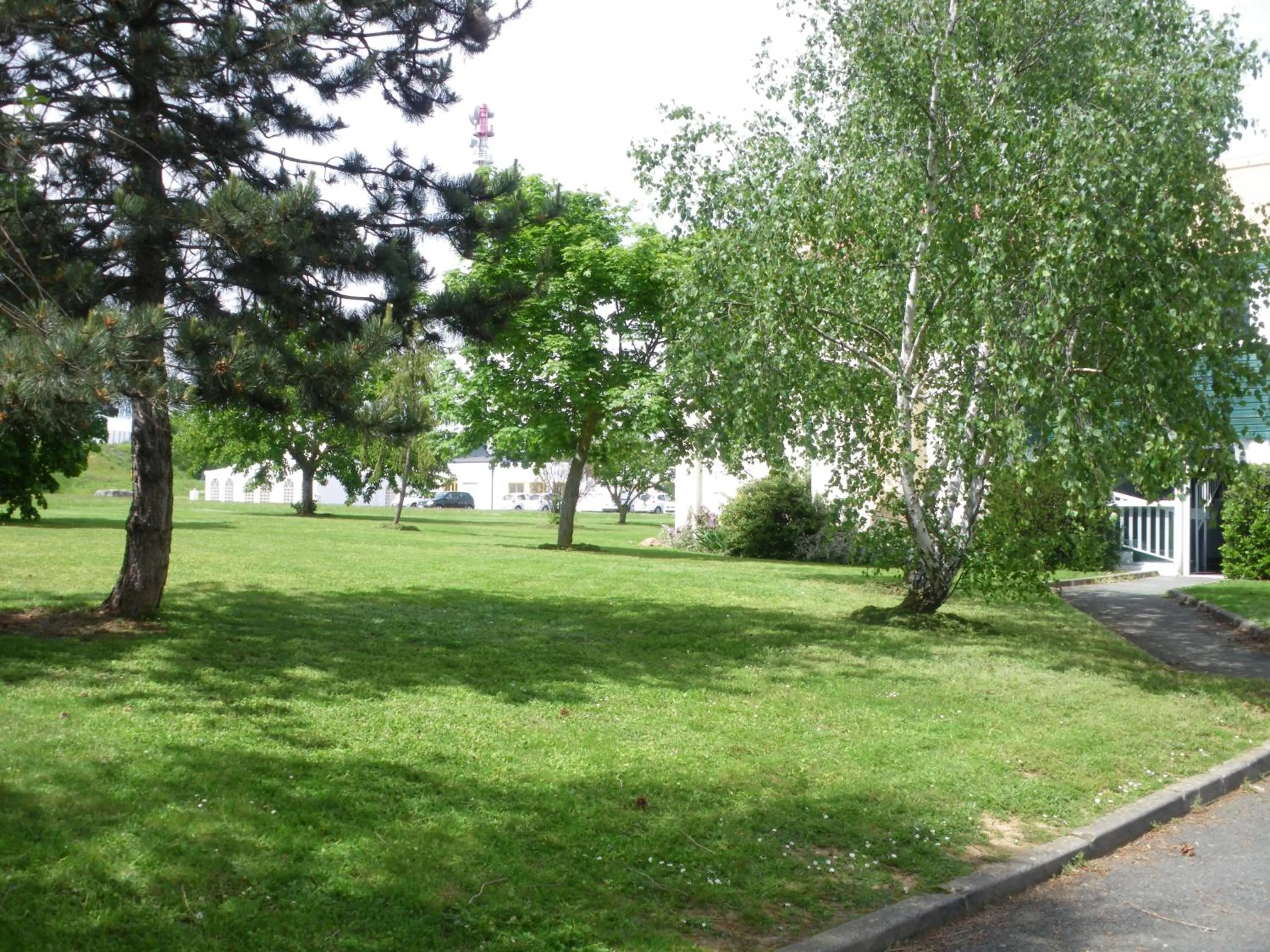 Garden view in Contact Hôtel Come Inn