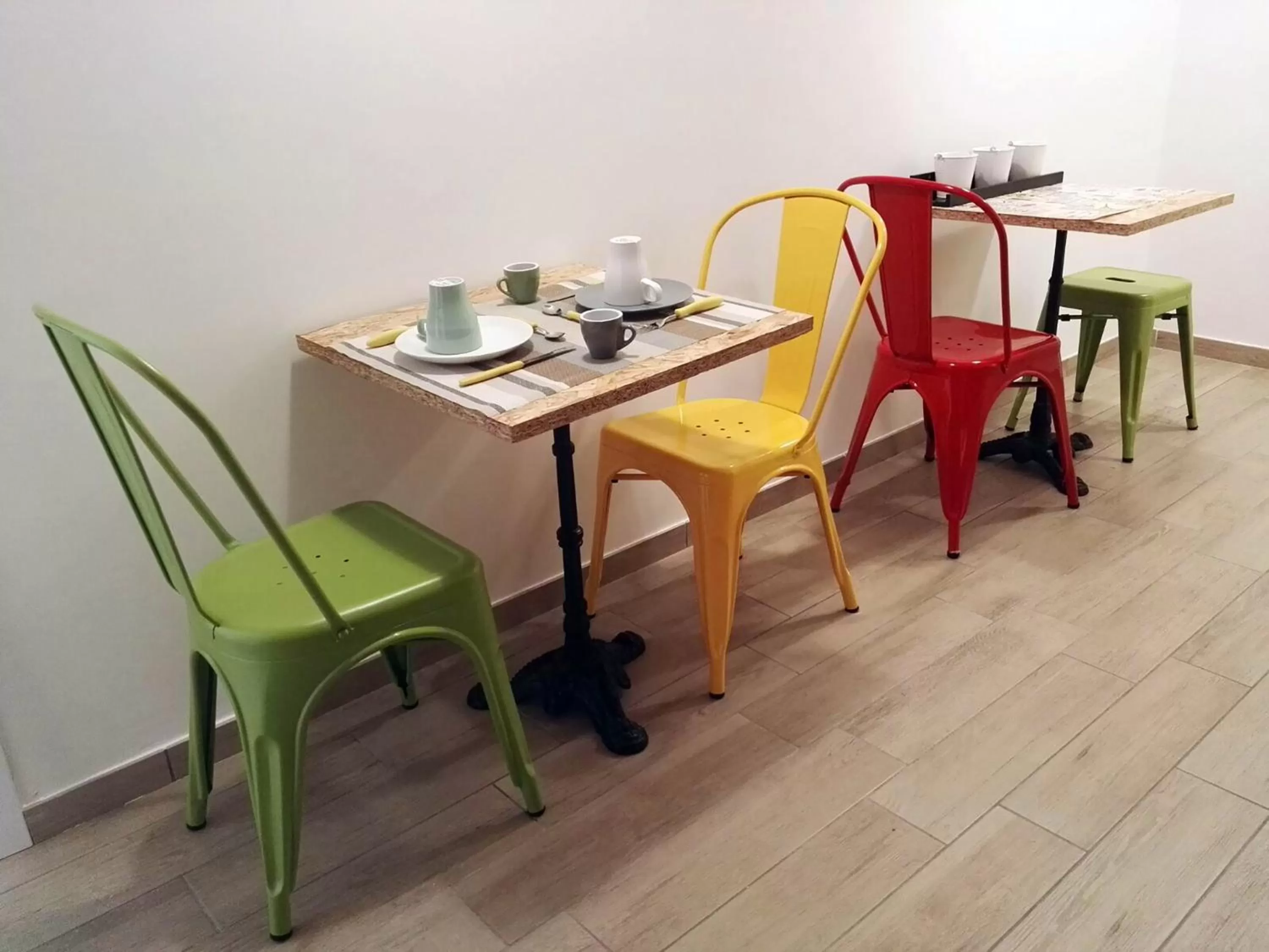 Dining area in Napoli Boulevard B&B