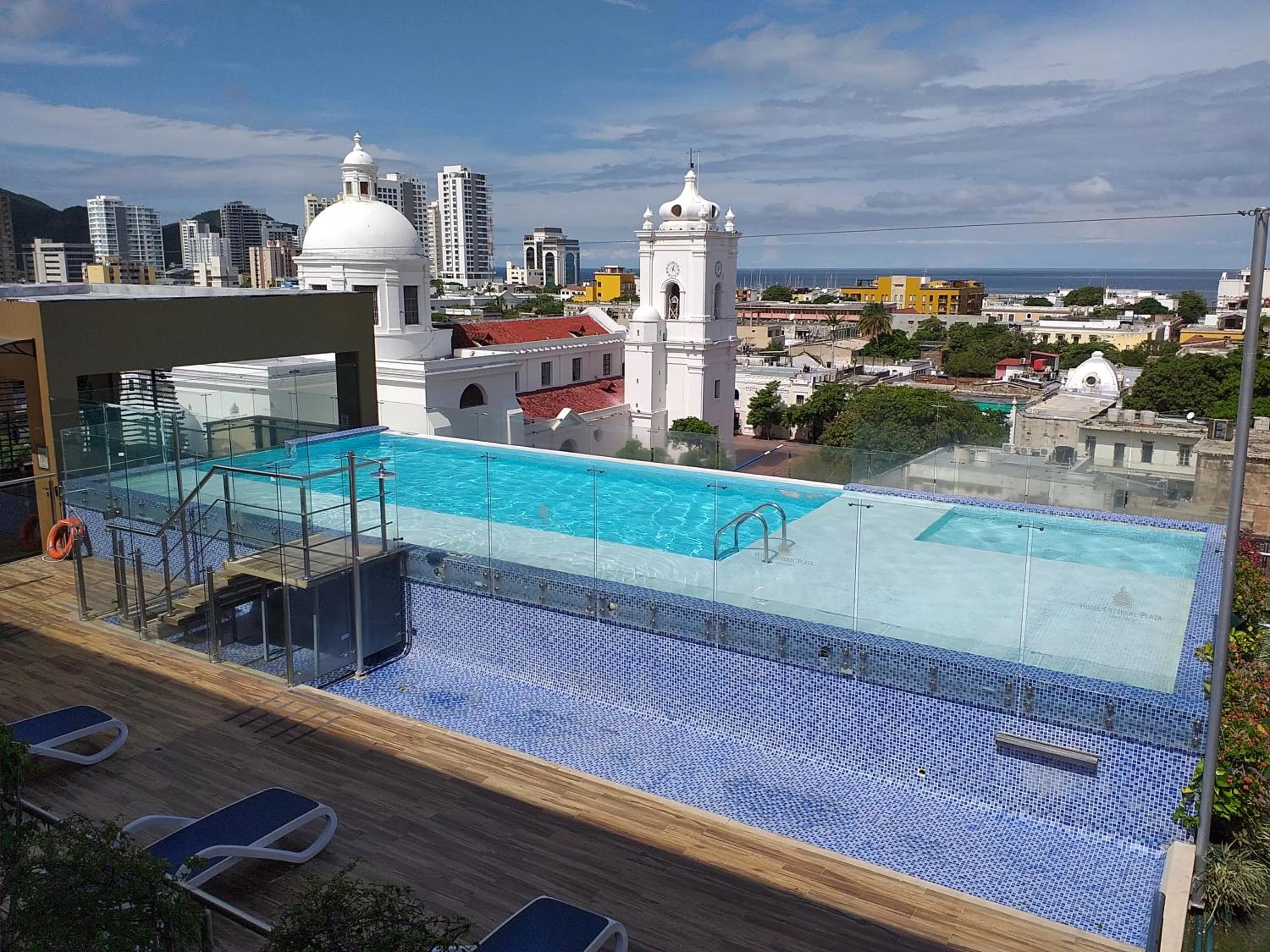 Swimming pool in Hotel Catedral Plaza