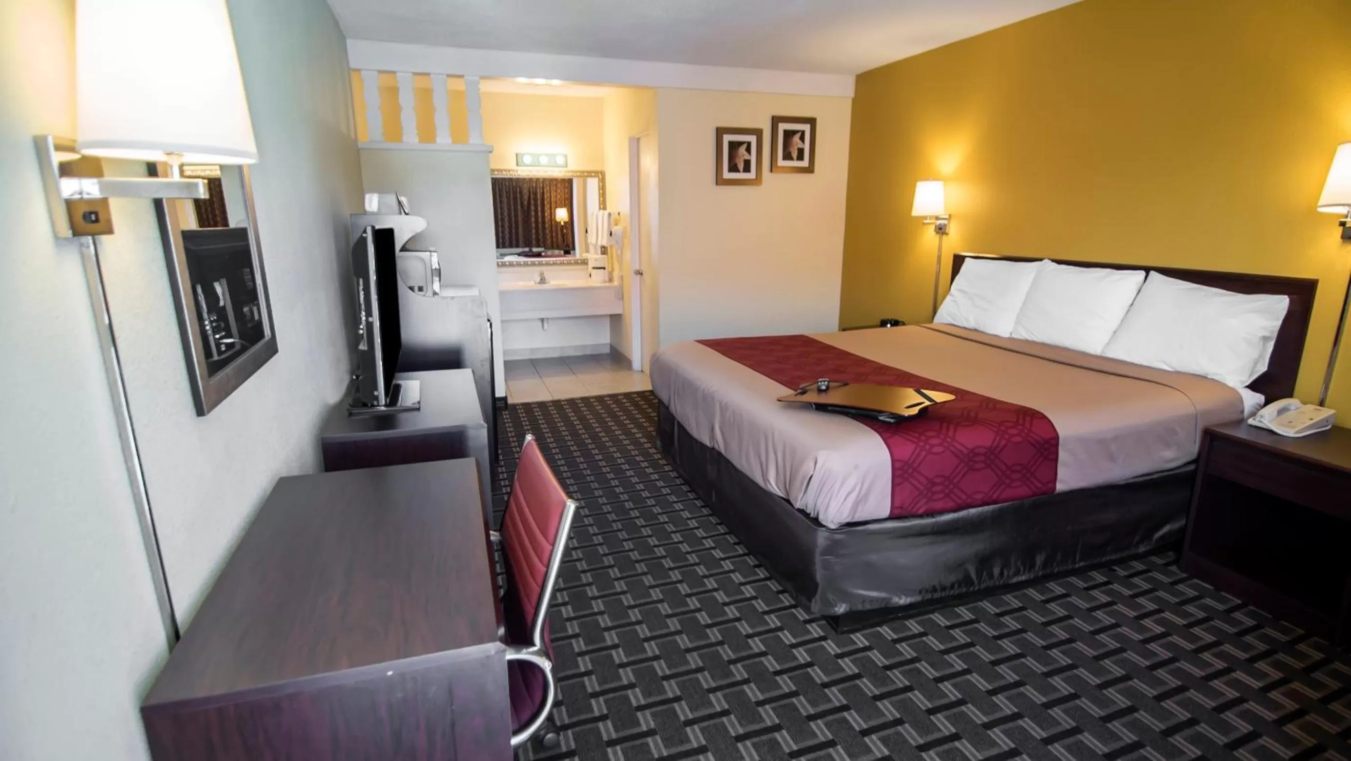 Standard King Room in Super 8 by Wyndham Albuquerque Downtown