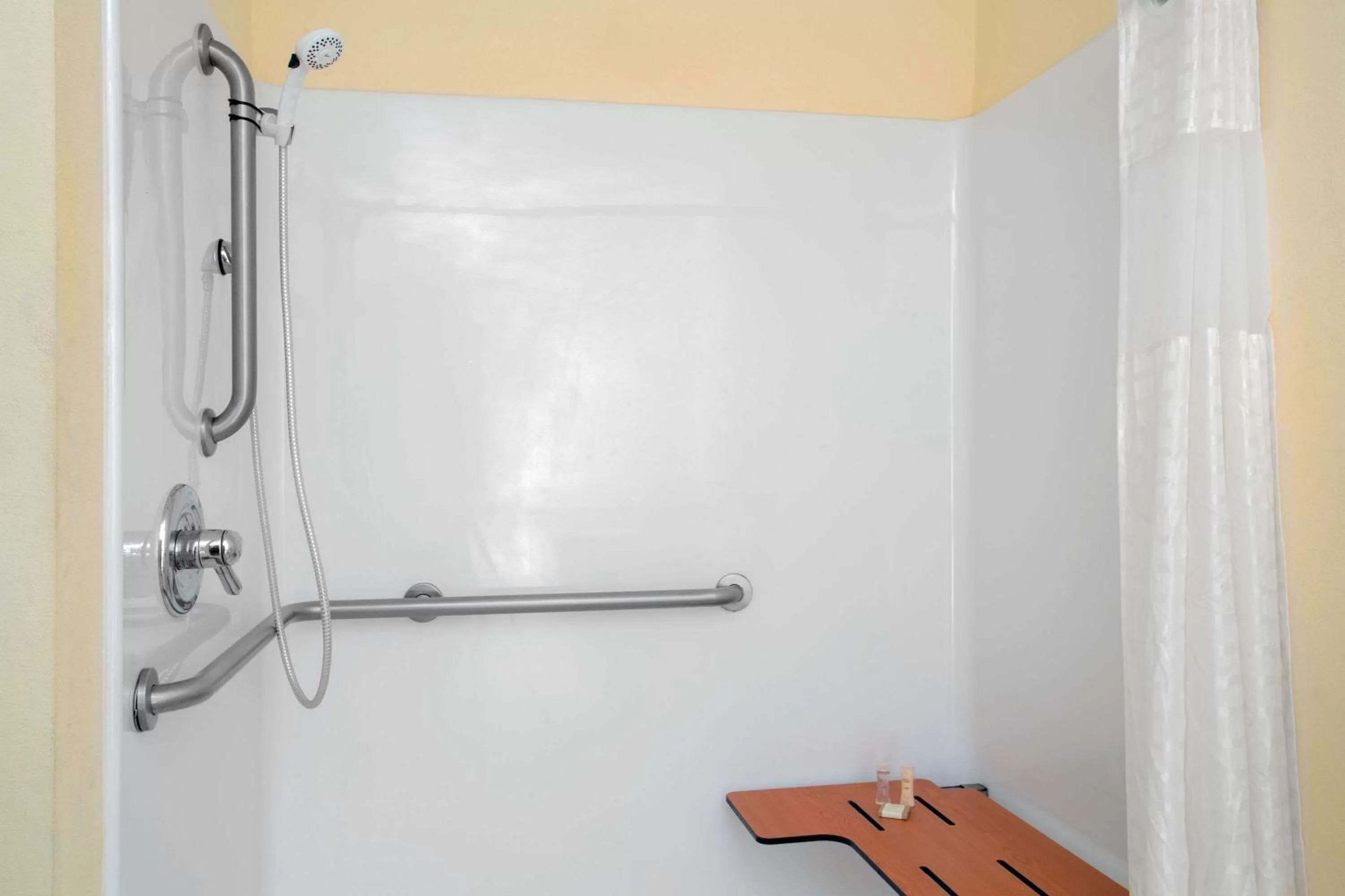 Bathroom in Howard Johnson by Wyndham Houma