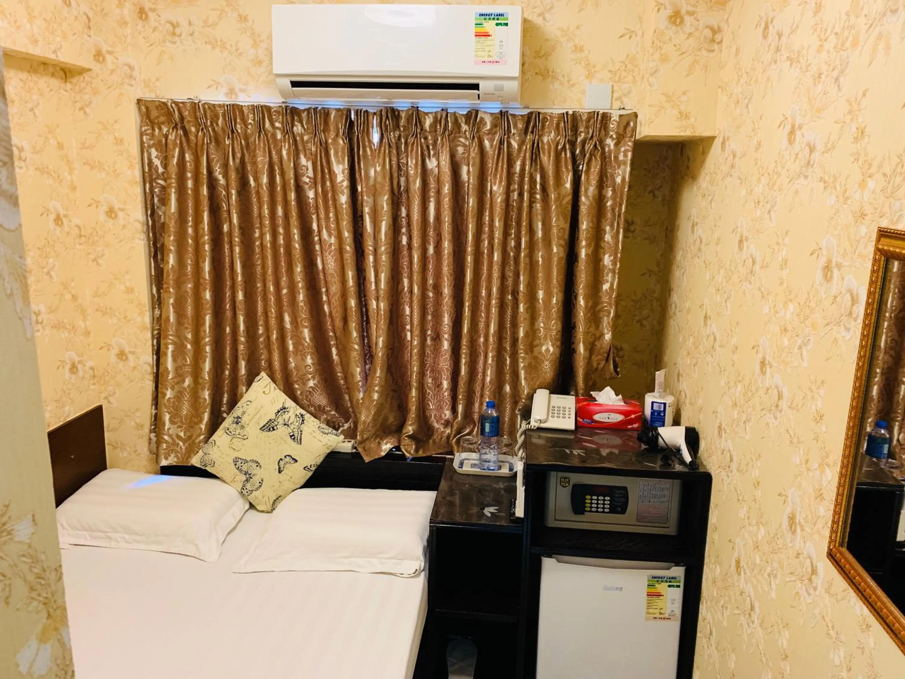 Photo of the whole room, Bed in Modern