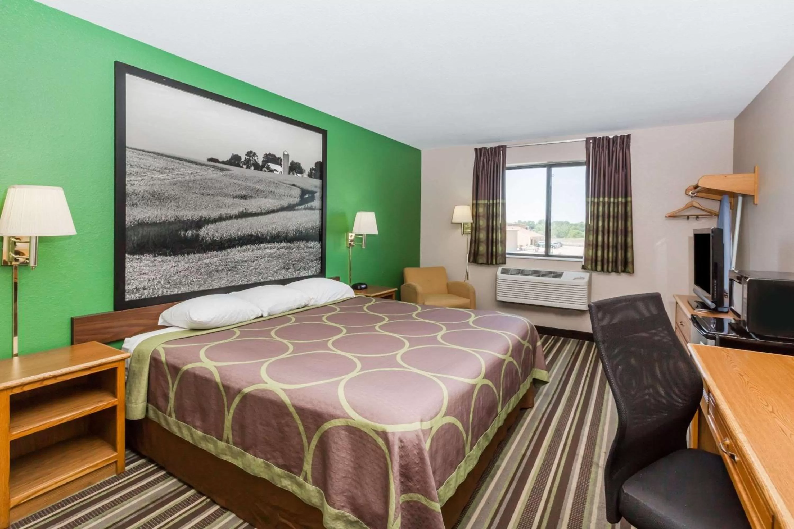 Photo of the whole room, Bed in Super 8 by Wyndham Sioux City South