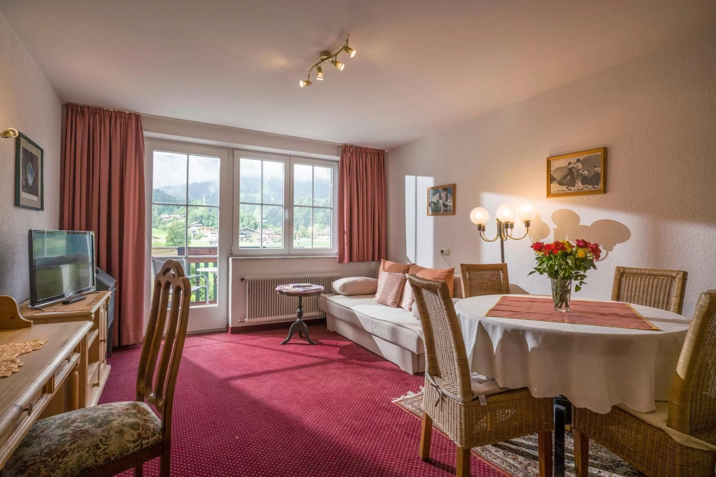 Photo of the whole room, Dining Area in Apparthotel Tom Sojer