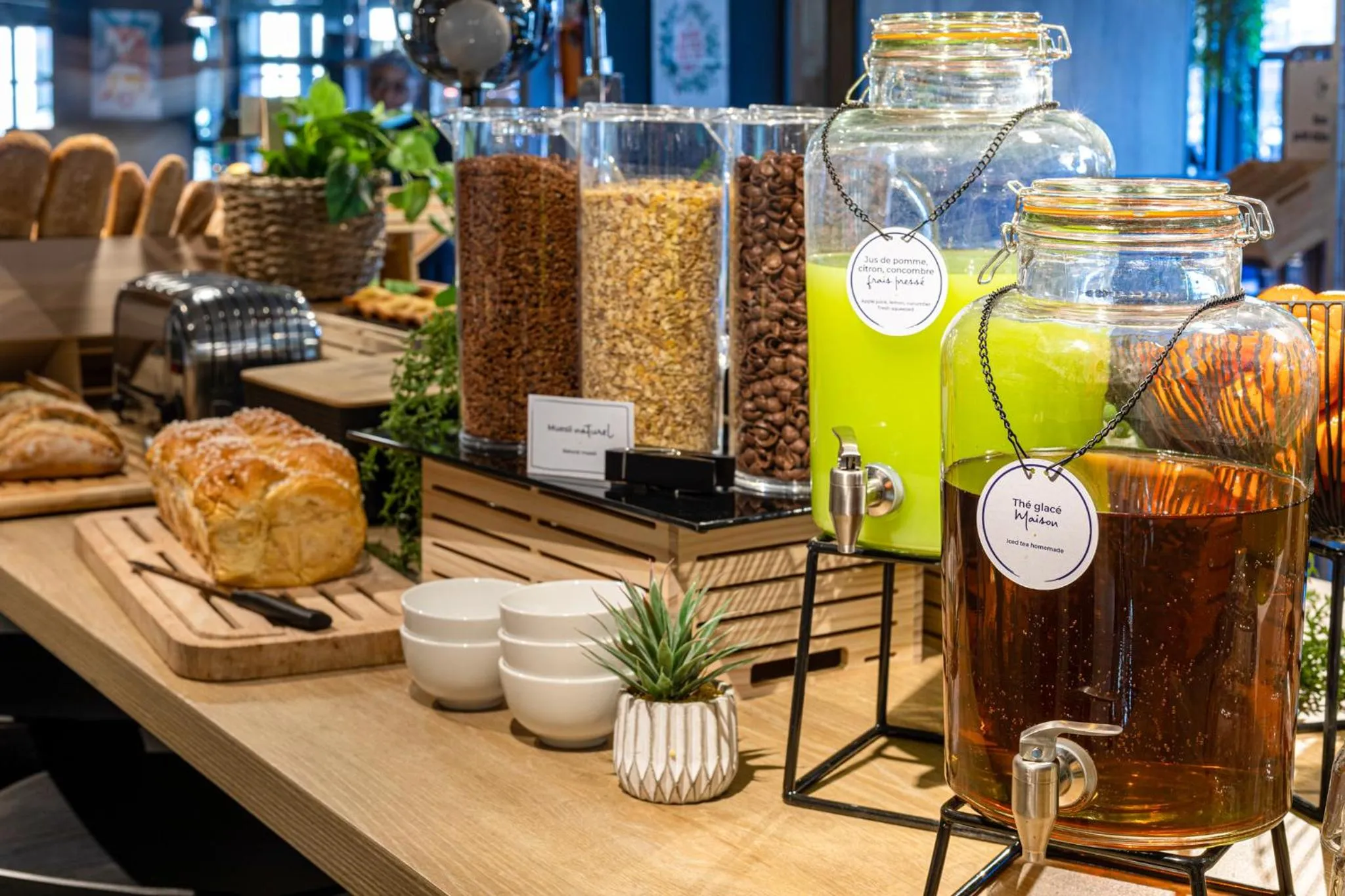 Restaurant/places to eat in ibis Nanterre La Défense