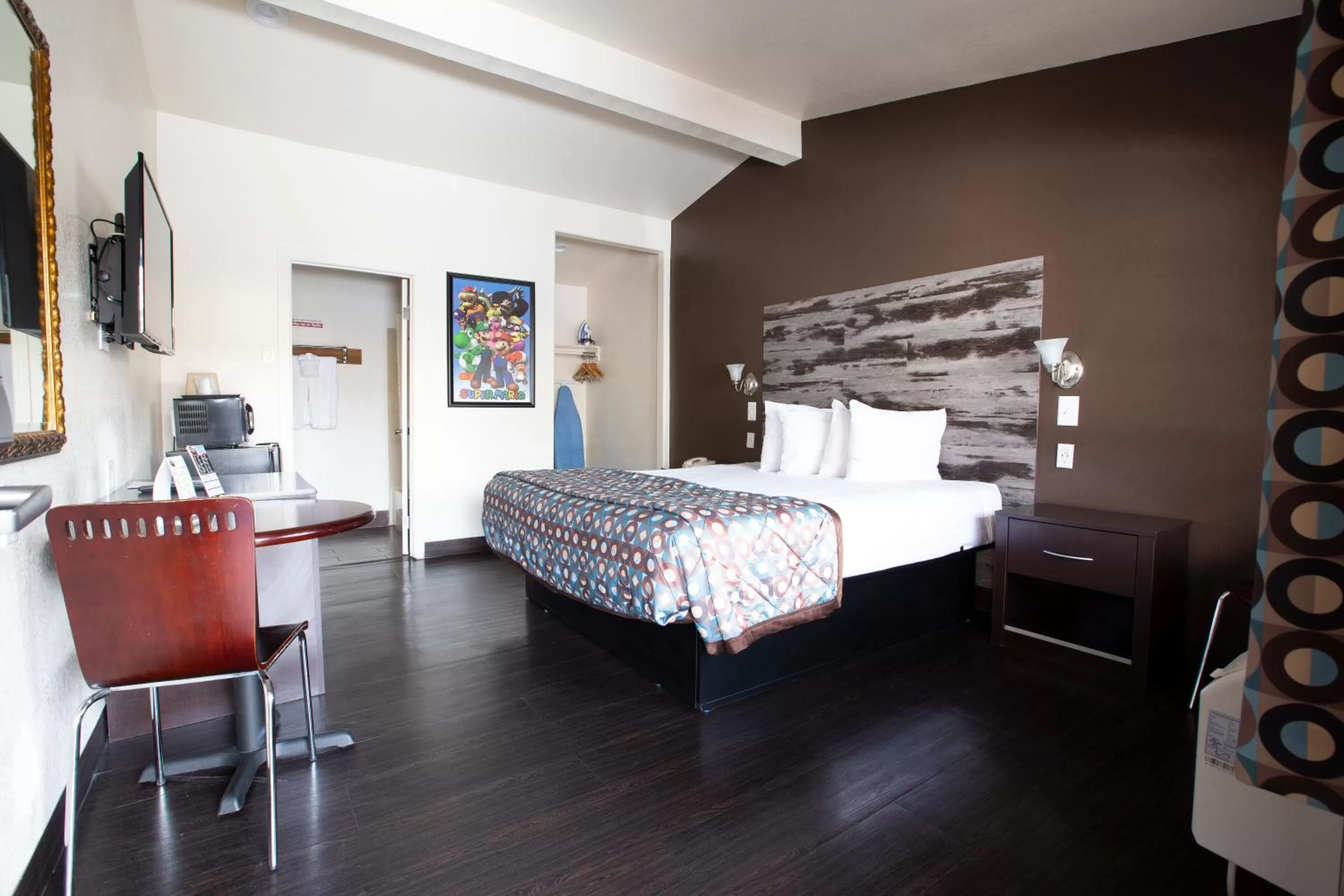 Photo of the whole room, Bed in Anaheim Discovery Inn and Suites
