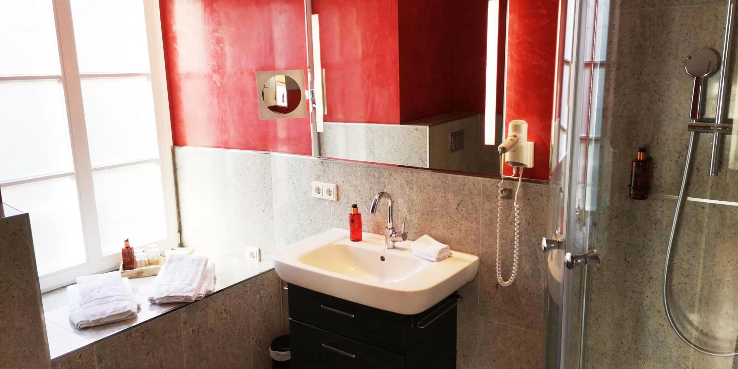 Toilet, Bathroom in Die LÜ - Lüttelforster Mühle