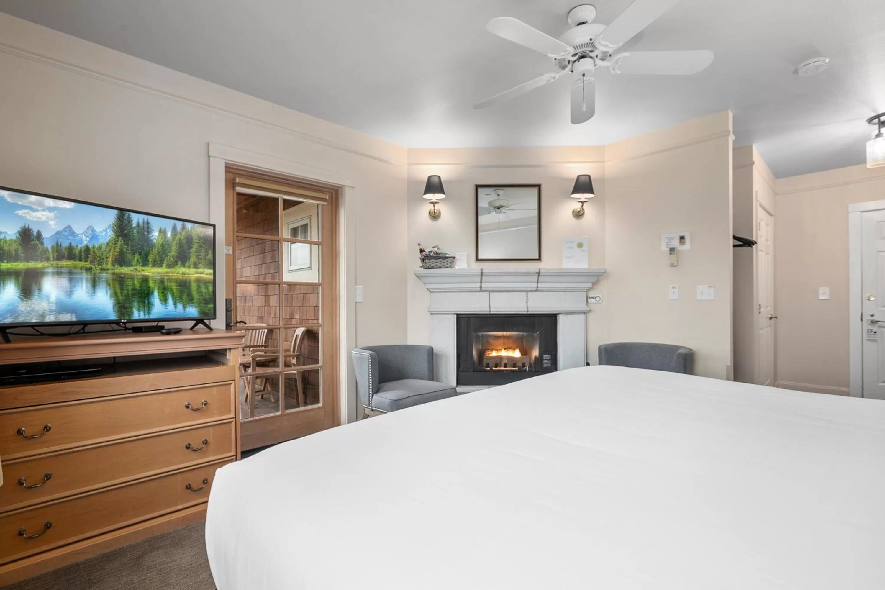 Photo of the whole room in Saratoga Inn