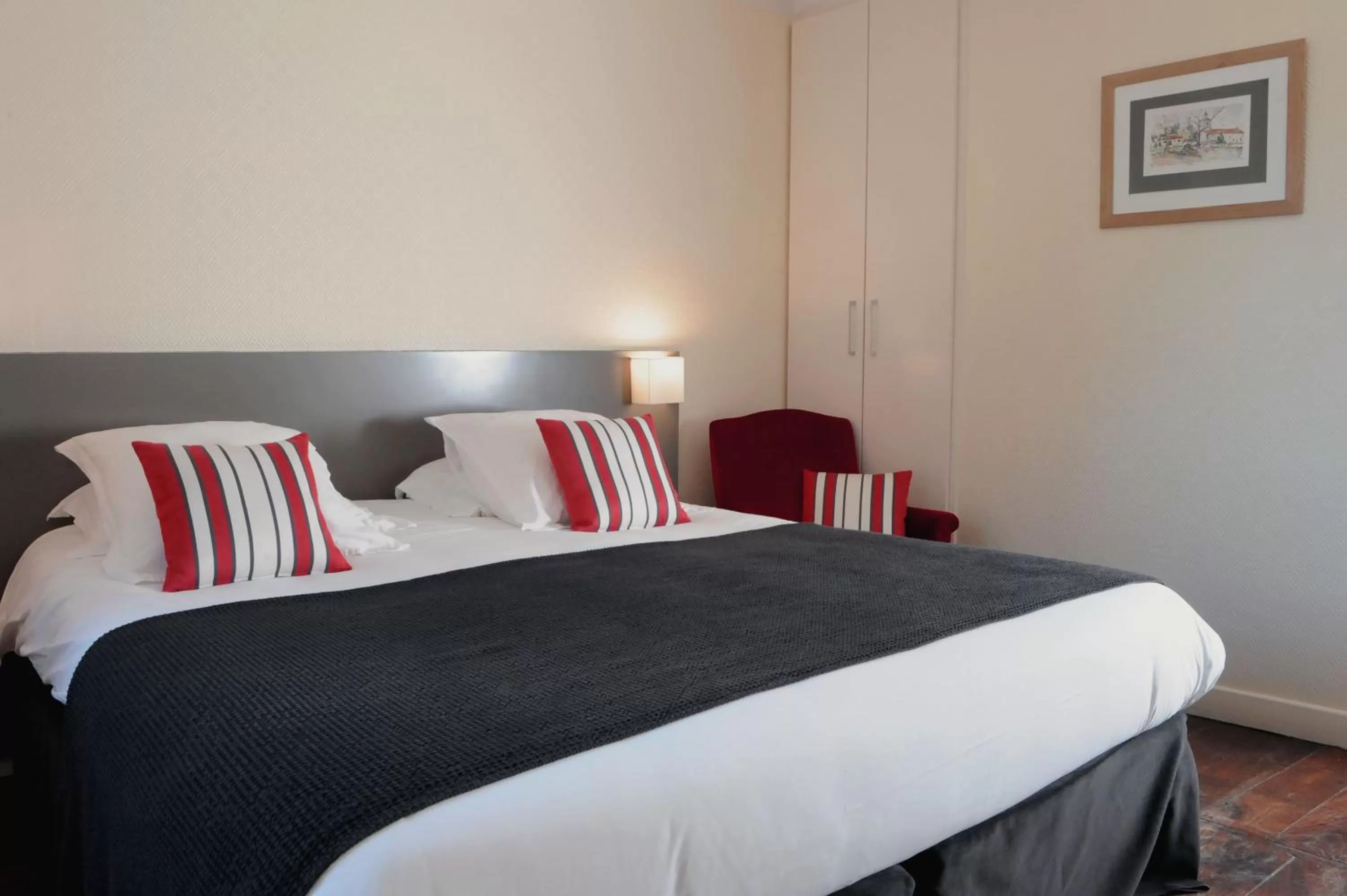 Photo of the whole room, Bed in Logis Hôtel du Chêne