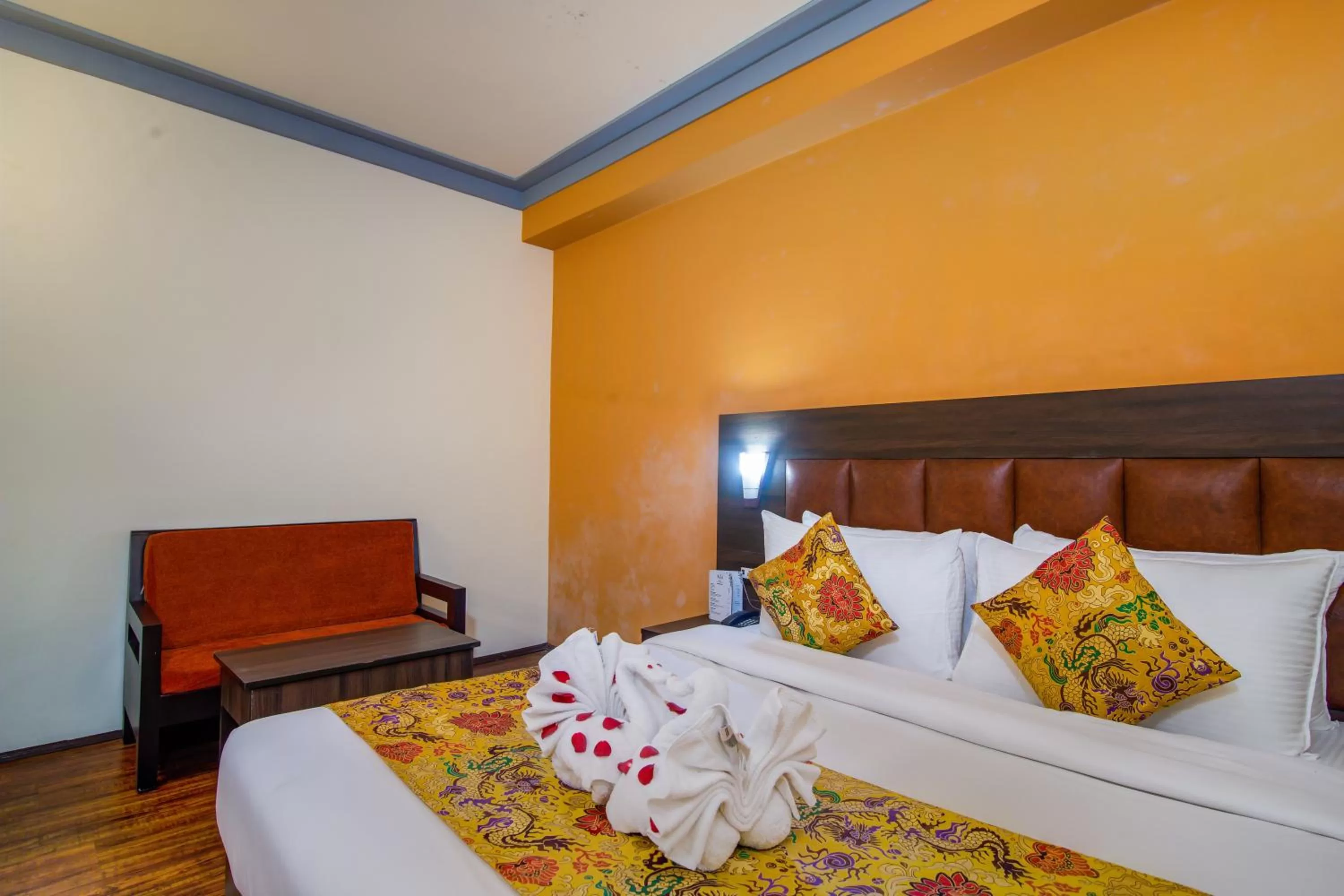 Bed in Muscatel Grand Silkroute - 300 Mts from MG Marg